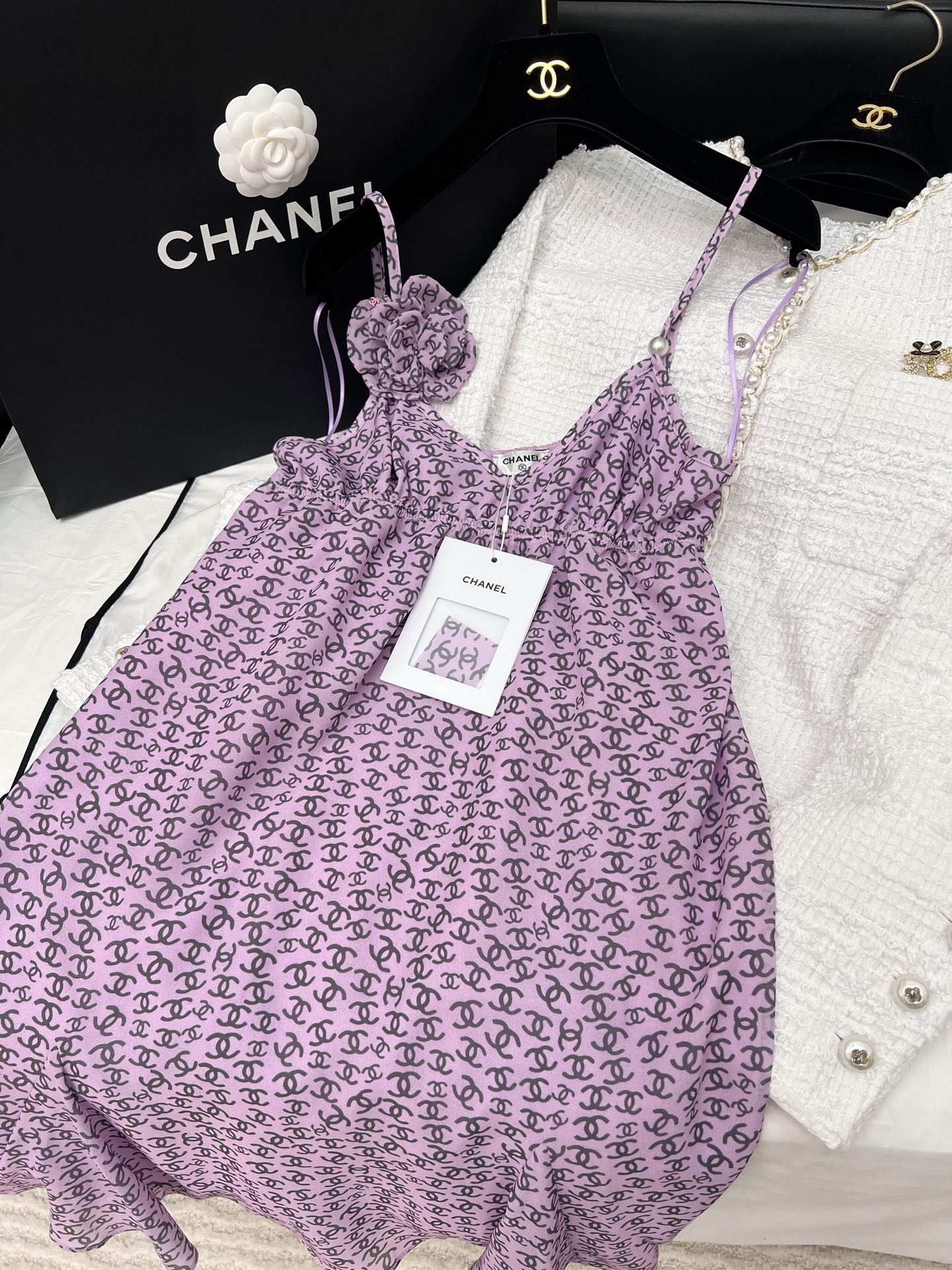 NO:330464,Original single ruthless women's clothing with packaging 25p vacation style suspender skirt The design and tailoring of the small suspender are perfectly integrated!  Double-layer yarn design ~ The suspender is exposed to the little sexiness everywhere!  Fashionable items with clear attitudes. They are very eye-catching when wearing single and layered. They are also very good at looking with suits. SMl Details, real photos, skirts, business suit, alexander wang19860909原单狠货女装 配包装25p 度假风吊带裙 小吊带的设计与剪裁完美融合！双层纱设计～吊带露肩哪哪哪都透漏着小性感！态度分明的时髦单品 单穿叠穿都很吸睛 搭配西装也是很博主的look了 SMl 细节图实拍,,skirts,business suit,alexander wang,Women's clothing