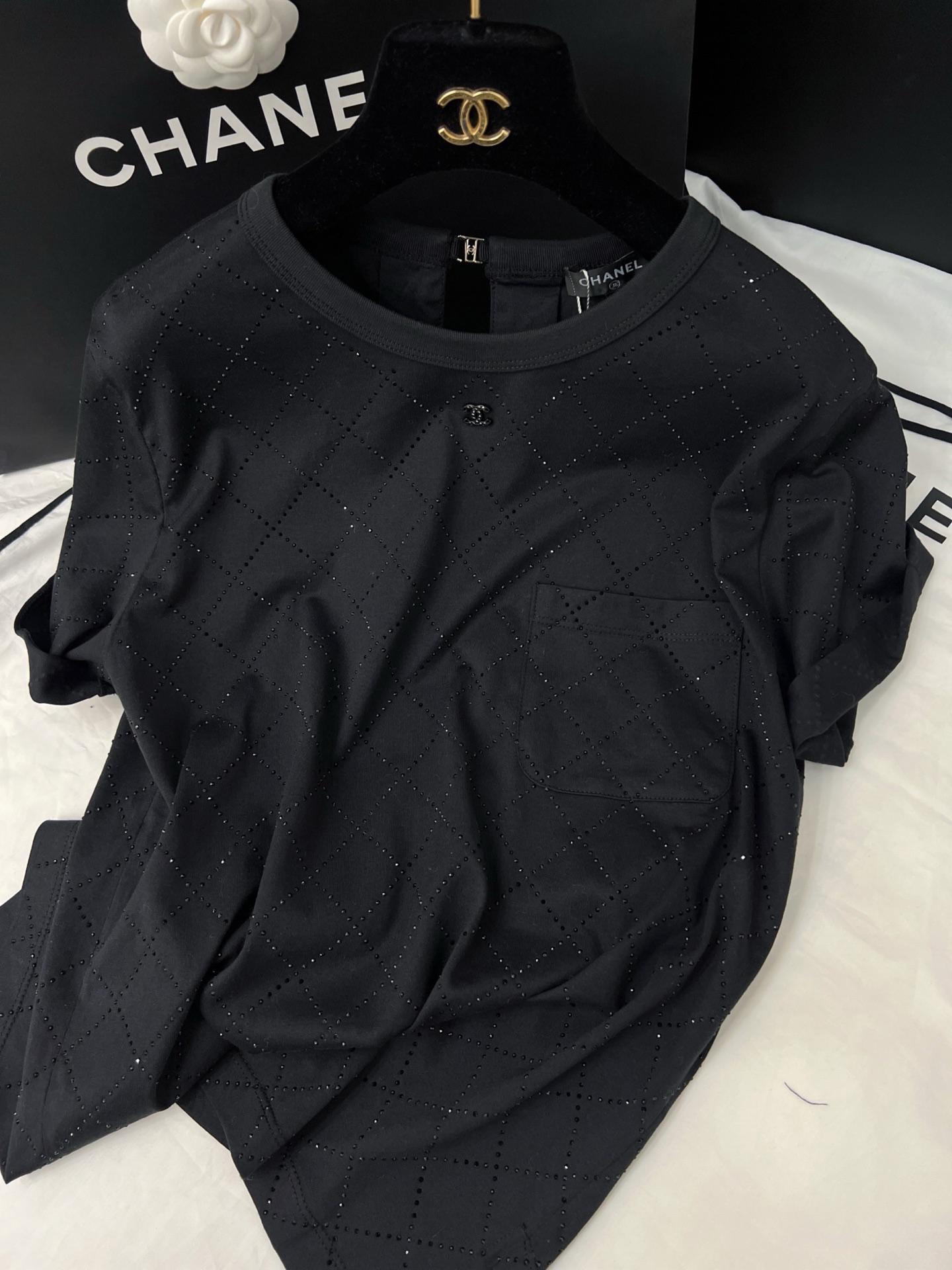 NO:330468,Original single ruthless women's clothing with packaging 25s heavy industry diamond iron T-shirt. One style that wears both front and back. The diamond iron iron design is more distinctive. The luxury in low-key. Whether it is matched with skirts or pants, inner wear or single wear, it is a very good looking model. SML black details, skirts, tees, t-shirt, alexander wang19860909原单狠货女装 配包装25s 重工烫钻T恤 正反面两穿的一款～菱格纹烫钻的设计更有特色 低调中的奢华 无论搭配裙子还是裤子 内搭还是单穿 都是很好看的一款 SML 黑色细节图,,skirts,tees，t-shirt,alexander wang,Women's clothing