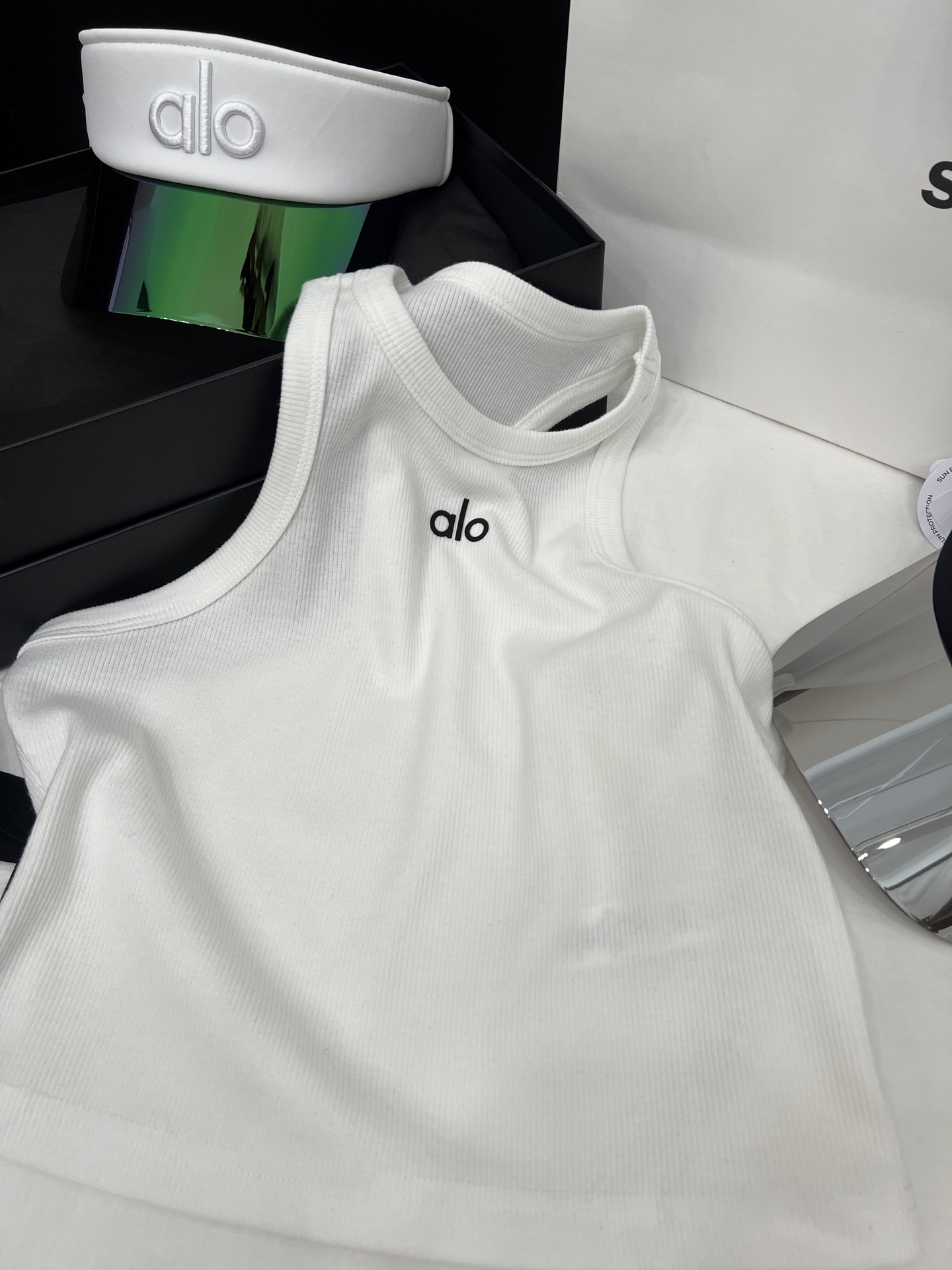 Stylish and Sexy Women’s Summer Vest with Shoulder Clipping – P414 Review - 图片 1