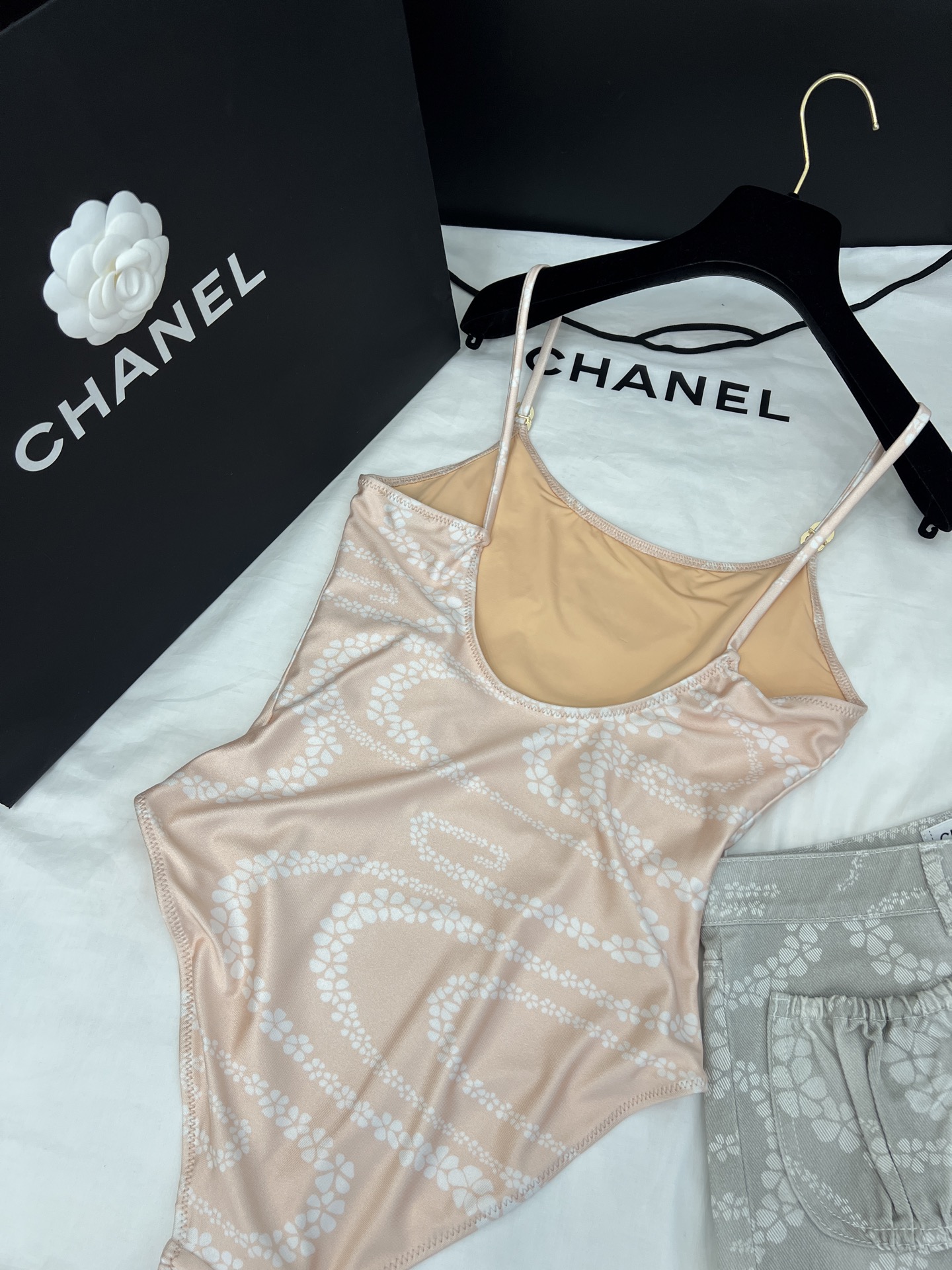 Stylish Female Suit Set with Cocobeach Accessories for a Unique Look - 图片 6