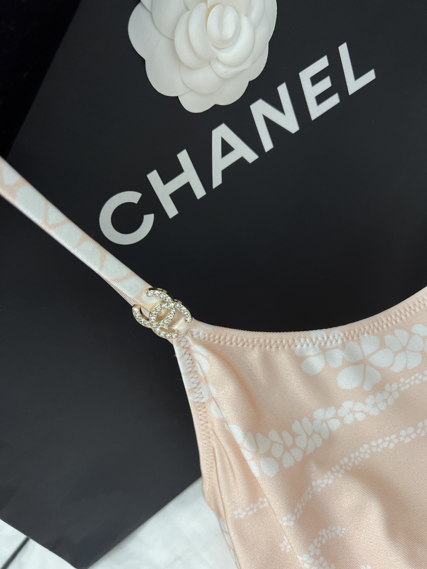 Stylish Female Suit Set with Cocobeach Accessories for a Unique Look - 图片 3