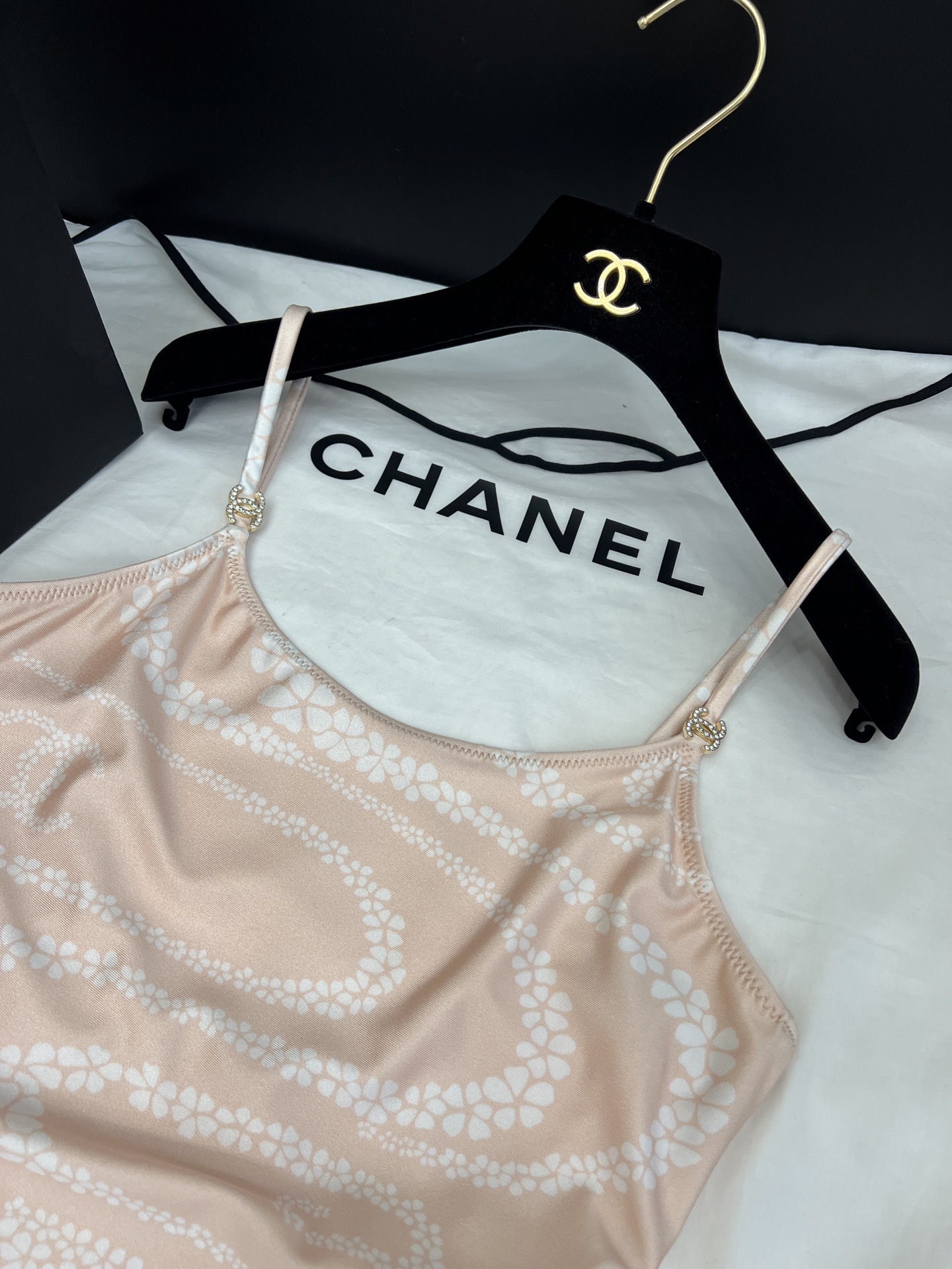 Stylish Female Suit Set with Cocobeach Accessories for a Unique Look - 图片 2
