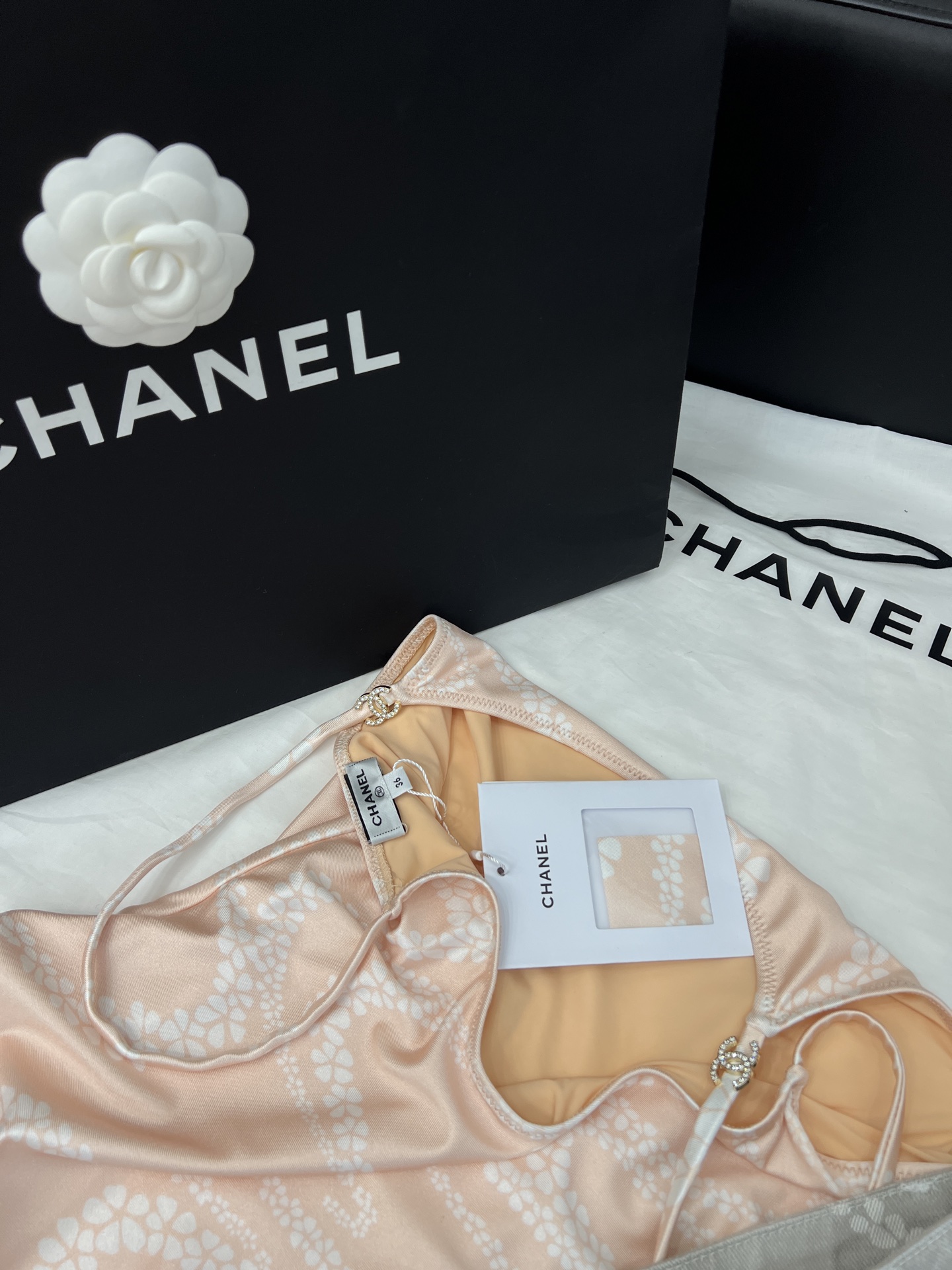 Stylish Female Suit Set with Cocobeach Accessories for a Unique Look - 图片 4