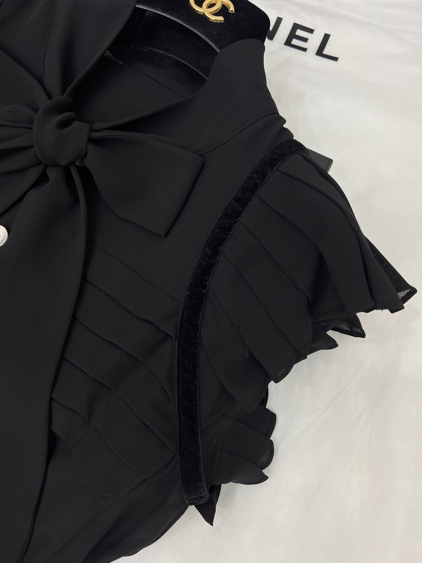 Vintage Exclusive: Original Hard-Core Female Suit with Palace Wind and Black Details - 图片 4