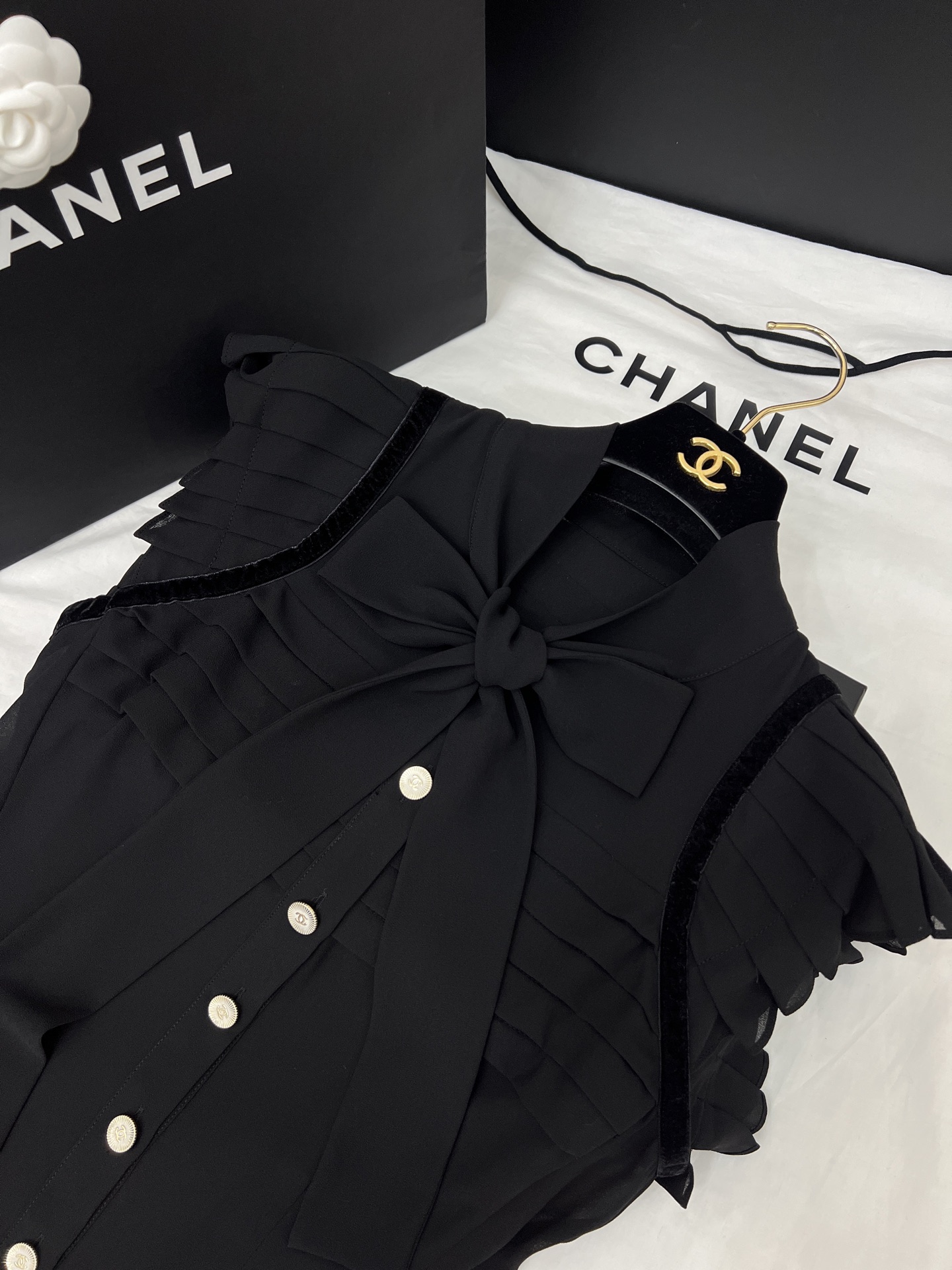 Vintage Exclusive: Original Hard-Core Female Suit with Palace Wind and Black Details - 图片 2