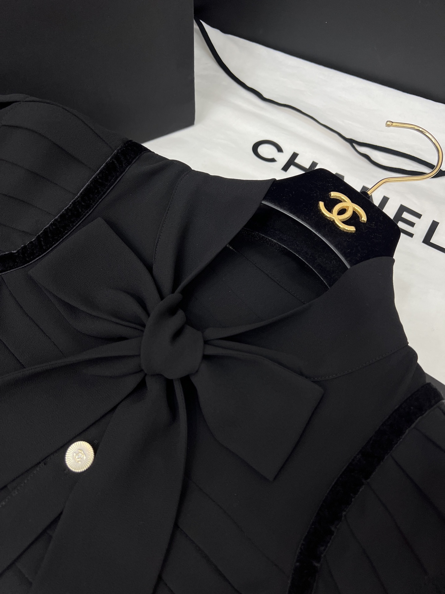 Vintage Exclusive: Original Hard-Core Female Suit with Palace Wind and Black Details - 图片 3