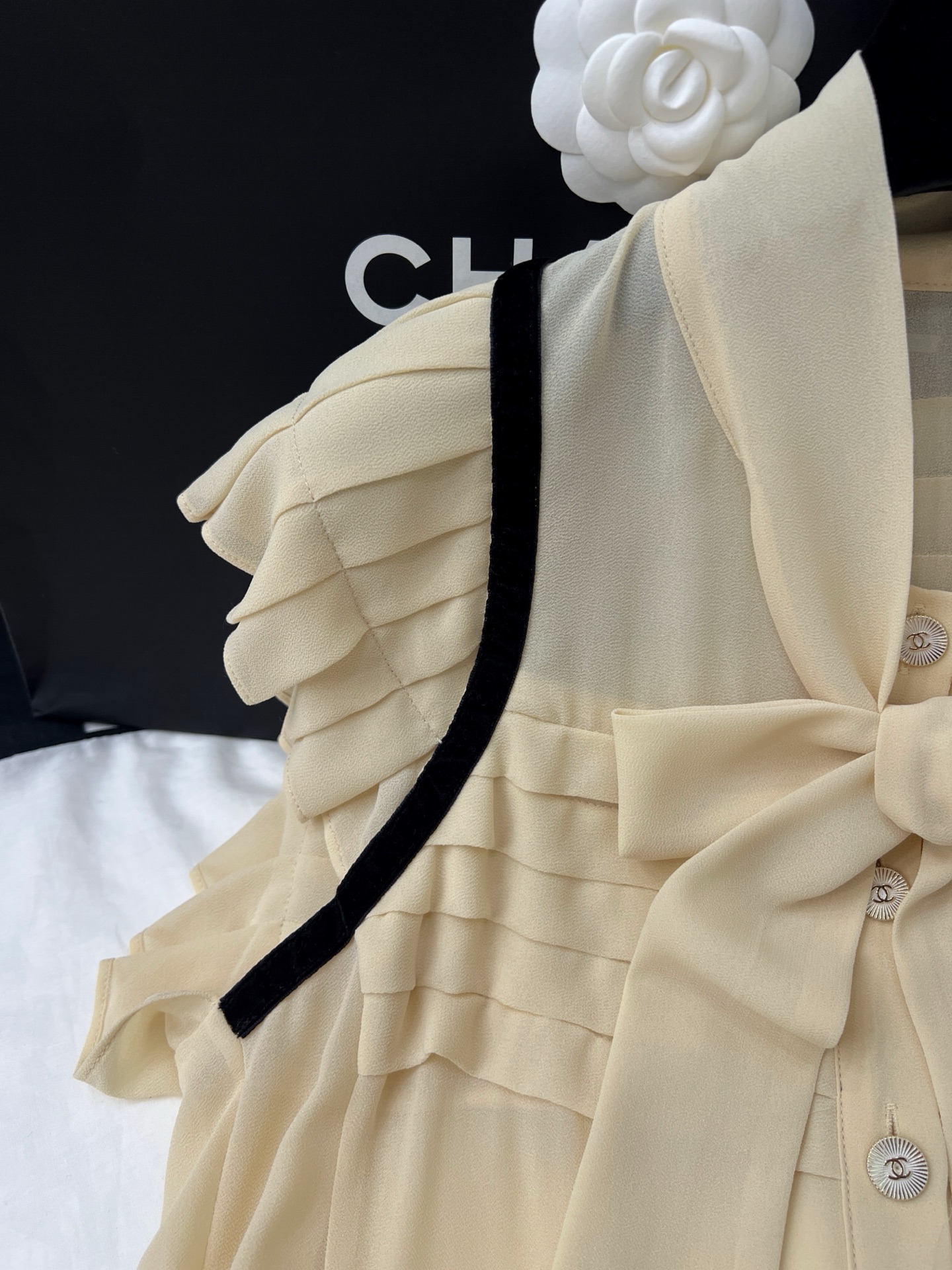 Vintage Exclusive: Original Hard-Core Female Suit with Palace Wind and Bow Tie Detail - 图片 4