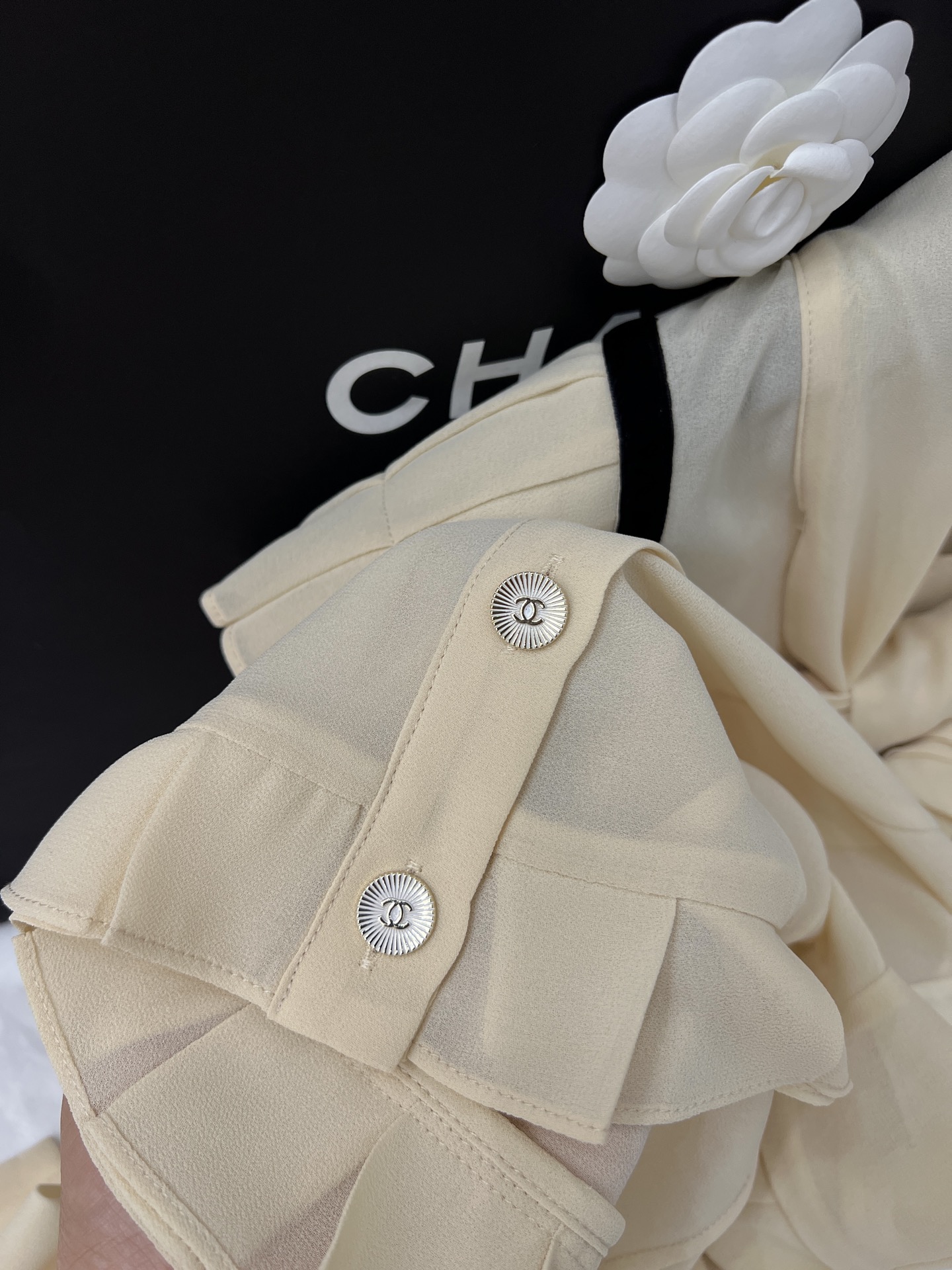 Vintage Exclusive: Original Hard-Core Female Suit with Palace Wind and Bow Tie Detail - 图片 5
