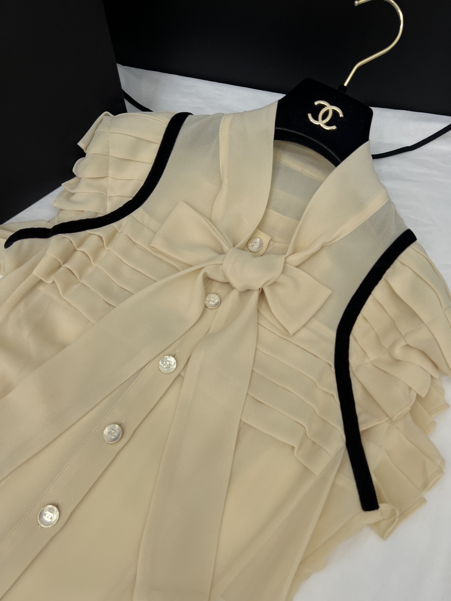Vintage Exclusive: Original Hard-Core Female Suit with Palace Wind and Bow Tie Detail - 图片 2