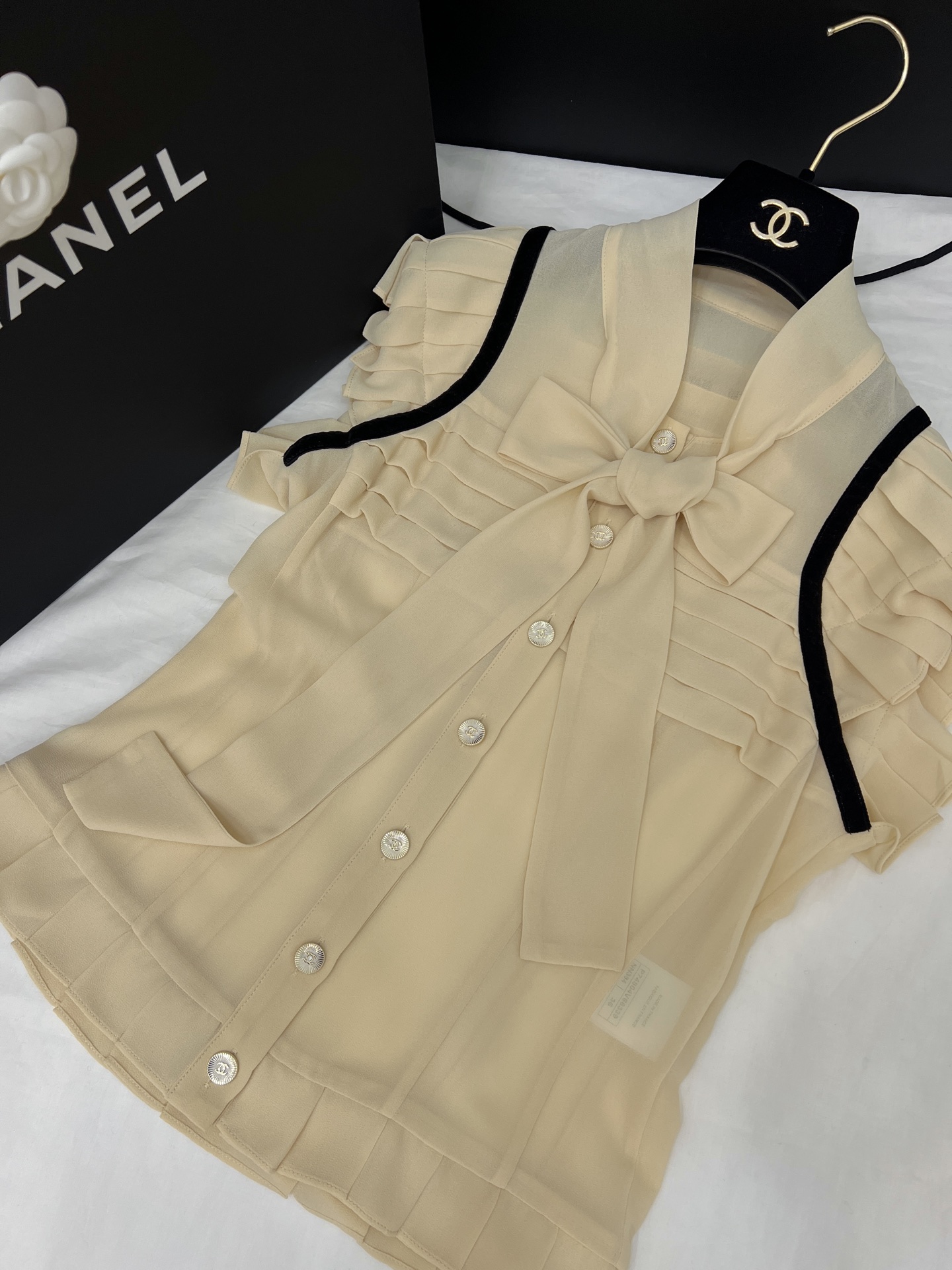 Vintage Exclusive: Original Hard-Core Female Suit with Palace Wind and Bow Tie Detail - 图片 1
