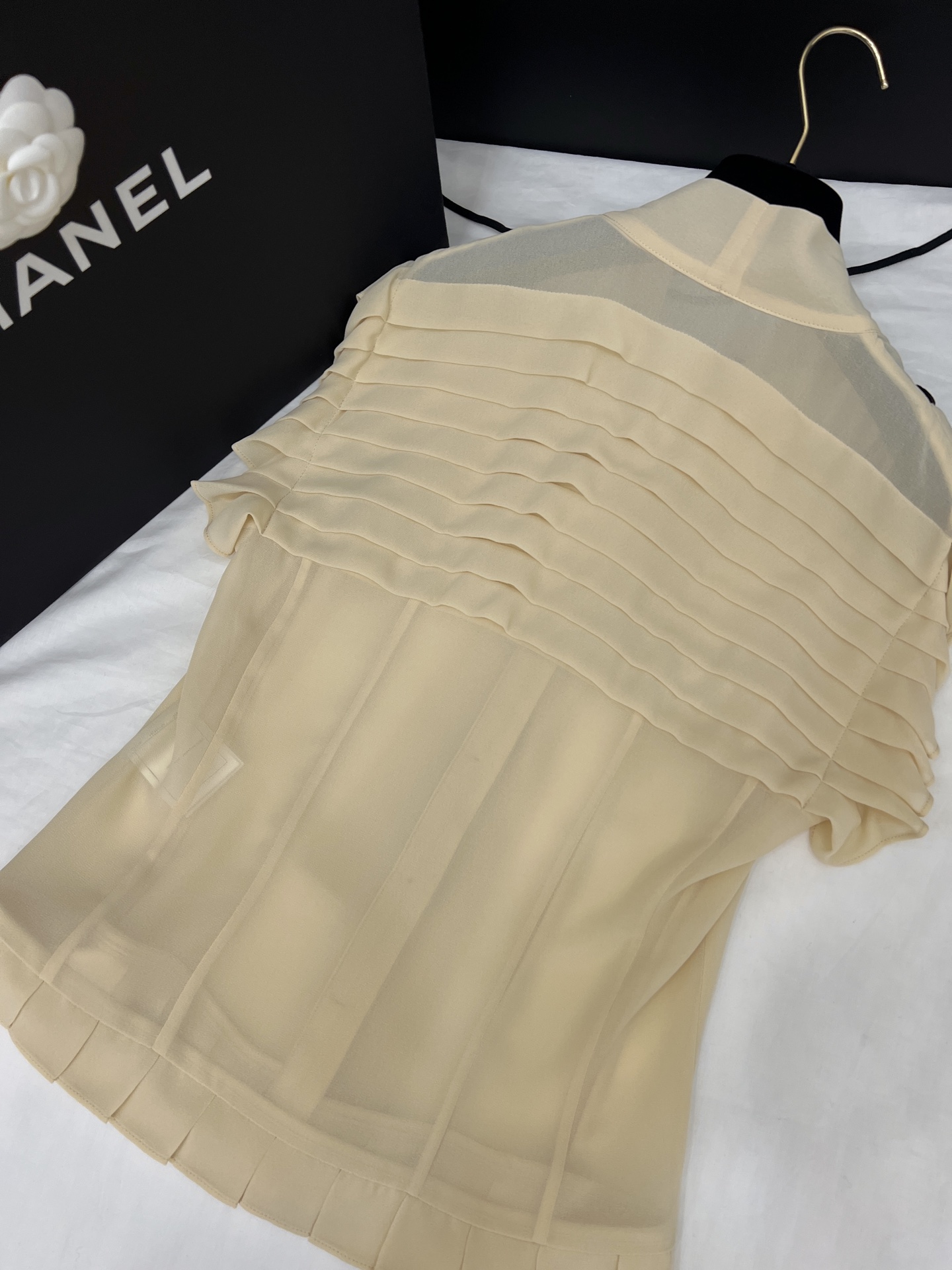 Vintage Exclusive: Original Hard-Core Female Suit with Palace Wind and Bow Tie Detail - 图片 6