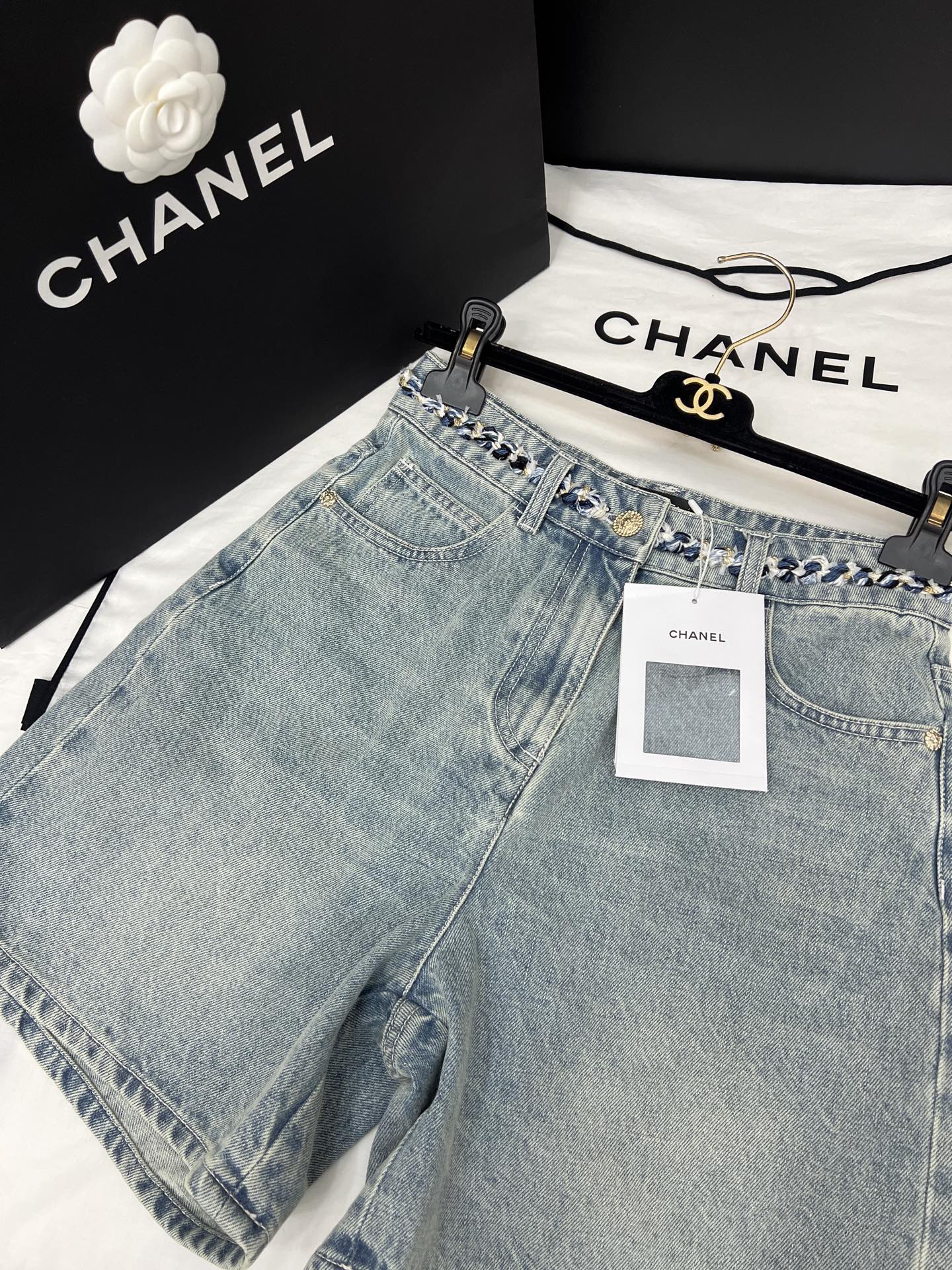 Retro Summer Fashion: High-Waisted Shorts, Hot Pants, Belt Decorations – Stylish and Trendy
