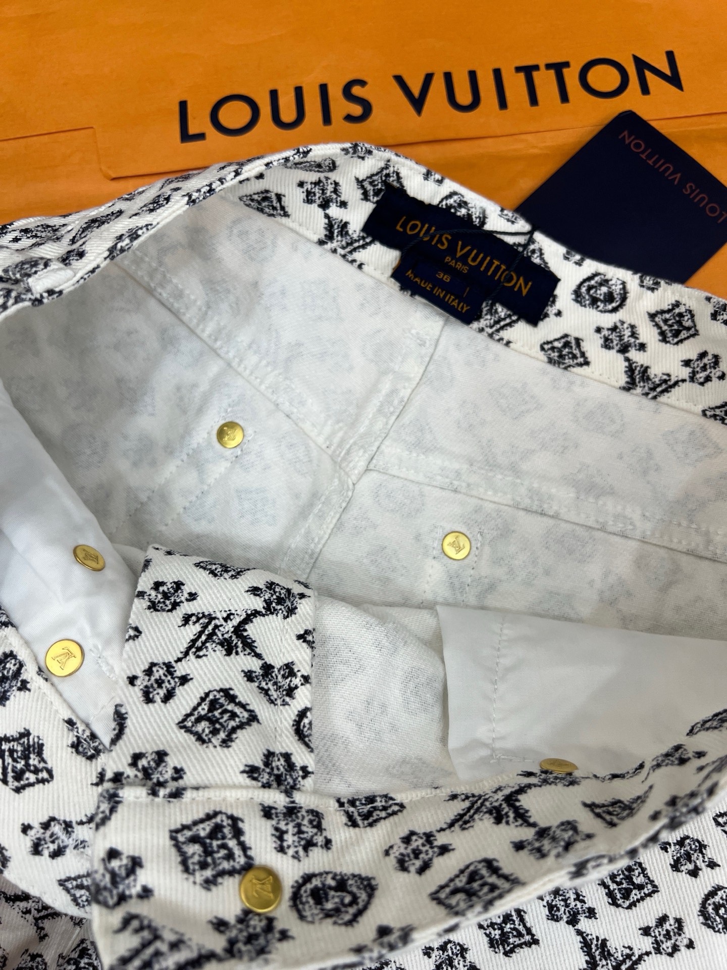 Stylish Black and White Female Suit with Cheesy Jeans and Shirt Combo - 图片 3