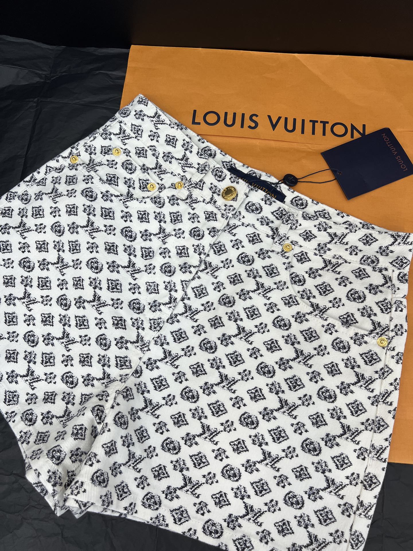 Stylish Black and White Female Suit with Cheesy Jeans and Shirt Combo - 图片 1