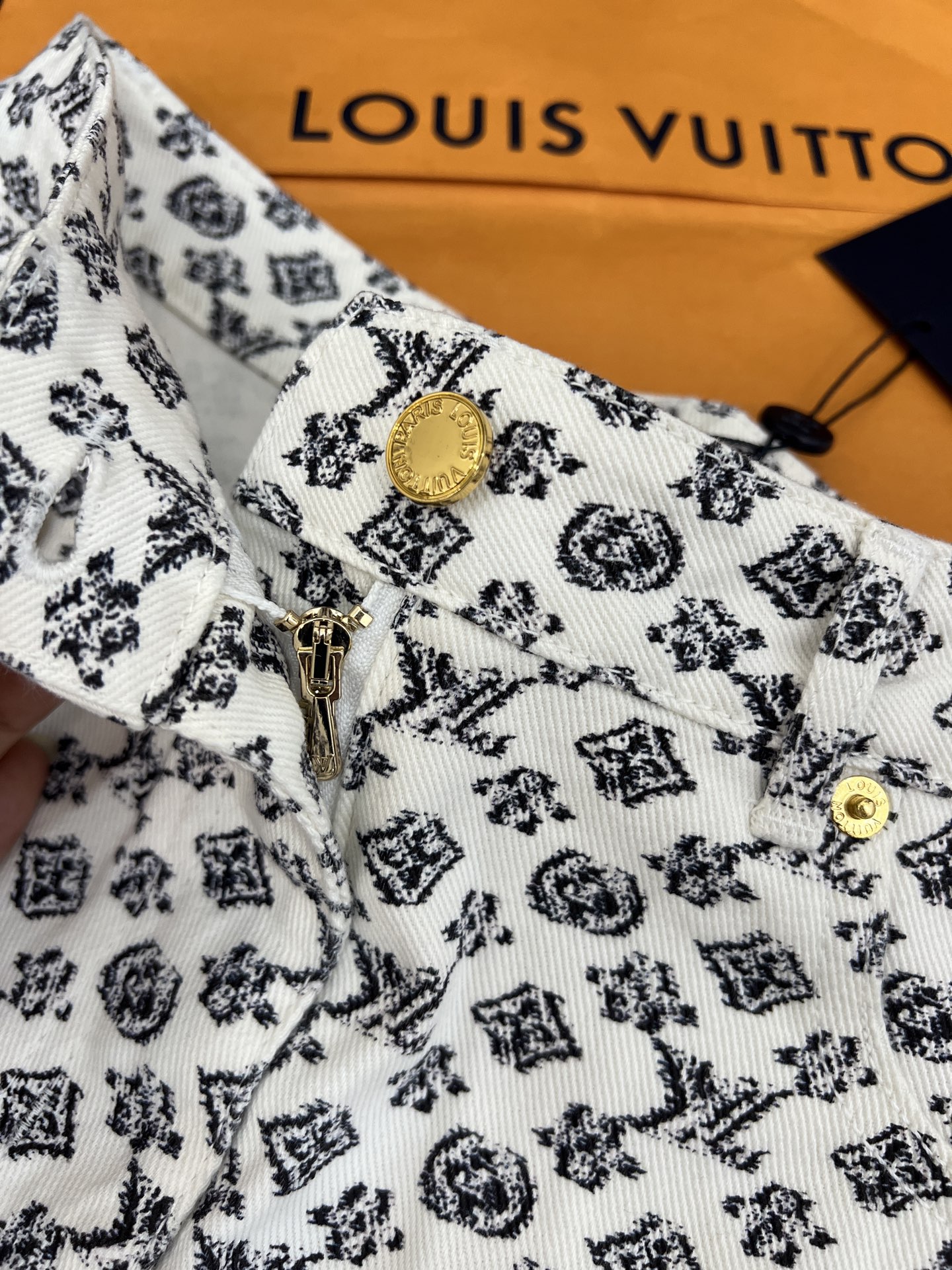 Stylish Black and White Female Suit with Cheesy Jeans and Shirt Combo - 图片 2