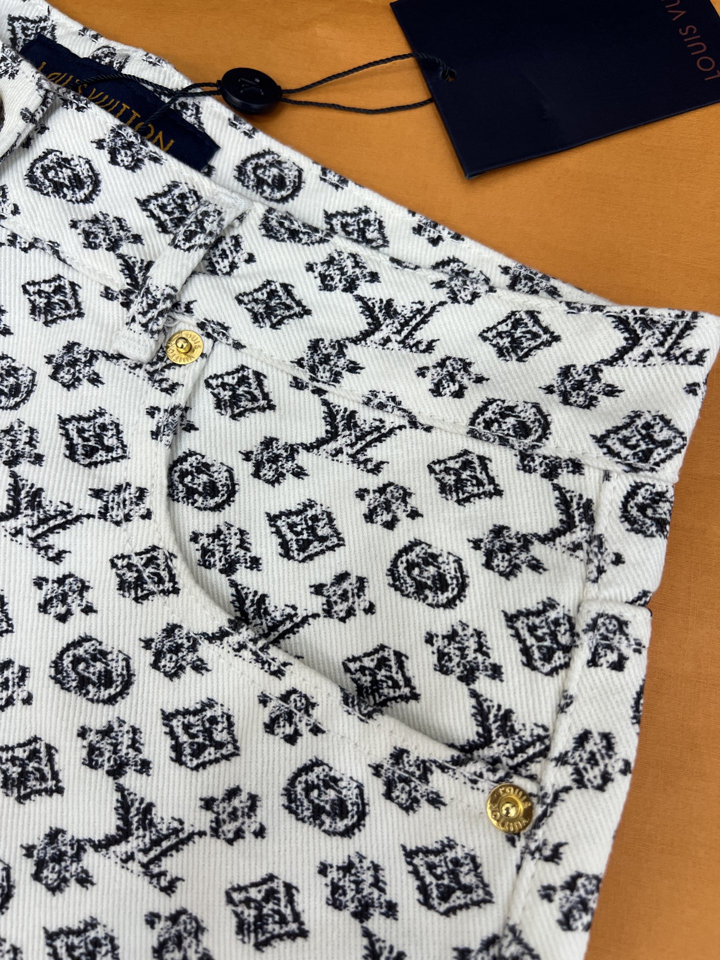 Stylish Black and White Female Suit with Cheesy Jeans and Shirt Combo - 图片 4