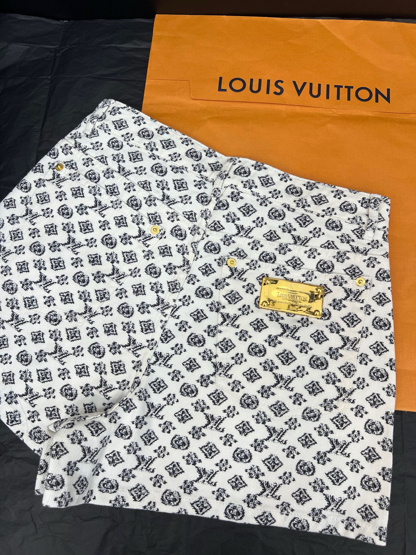 Stylish Black and White Female Suit with Cheesy Jeans and Shirt Combo - 图片 5