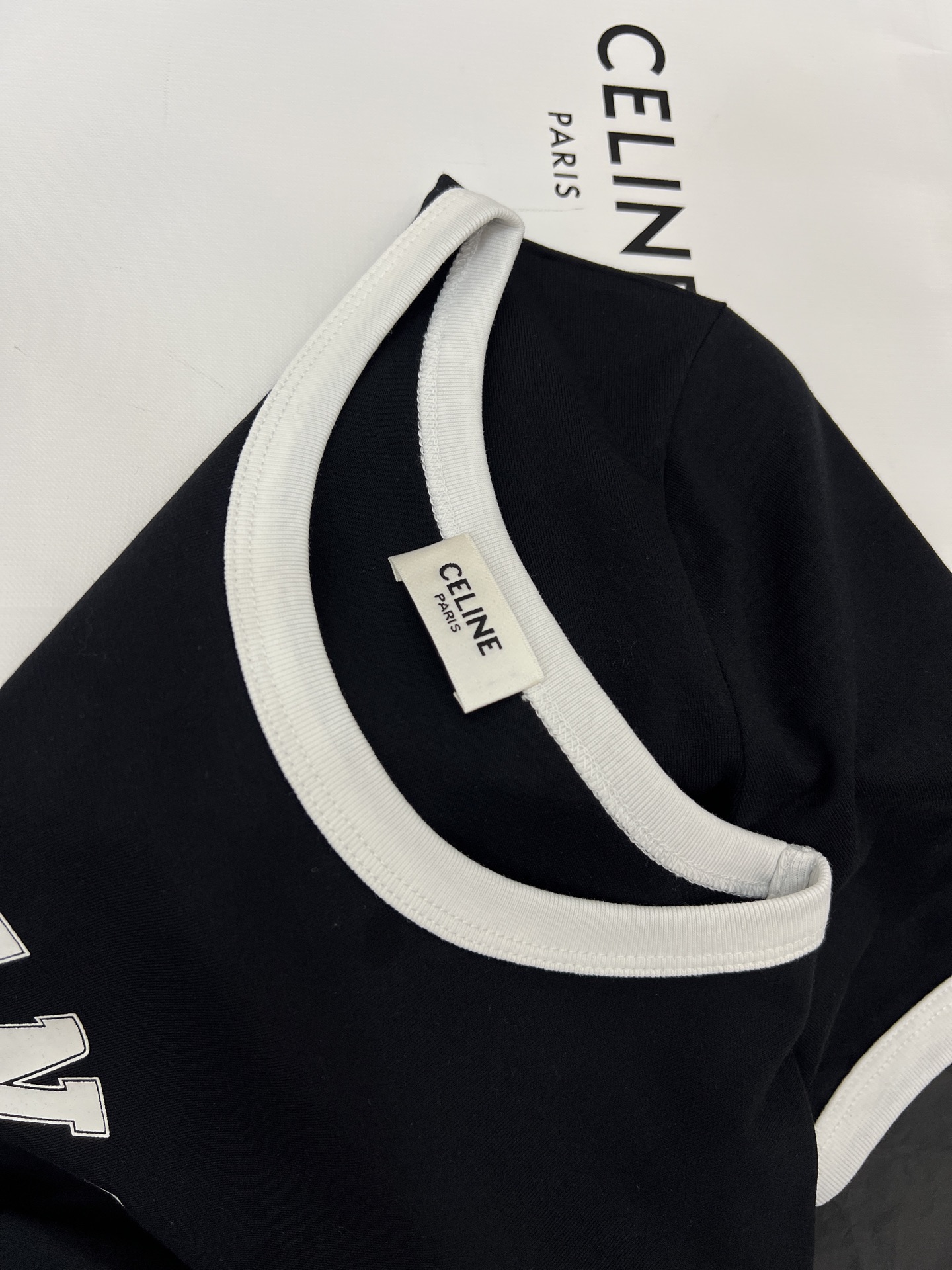 Vintage Rags and Graphic Tees: Chords and Symmetry in SML Black Collection - 图片 4