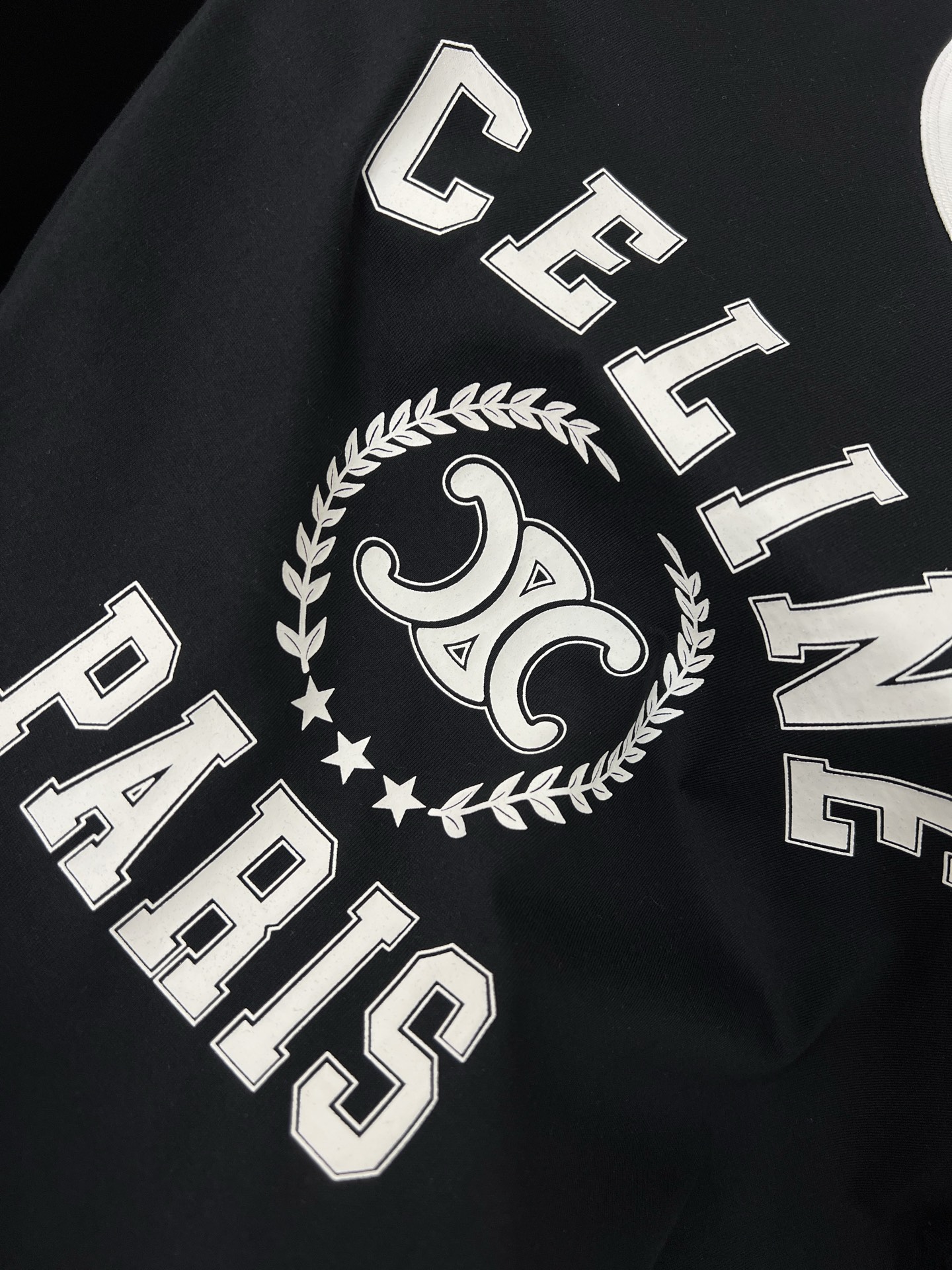 Vintage Rags and Graphic Tees: Chords and Symmetry in SML Black Collection - 图片 3