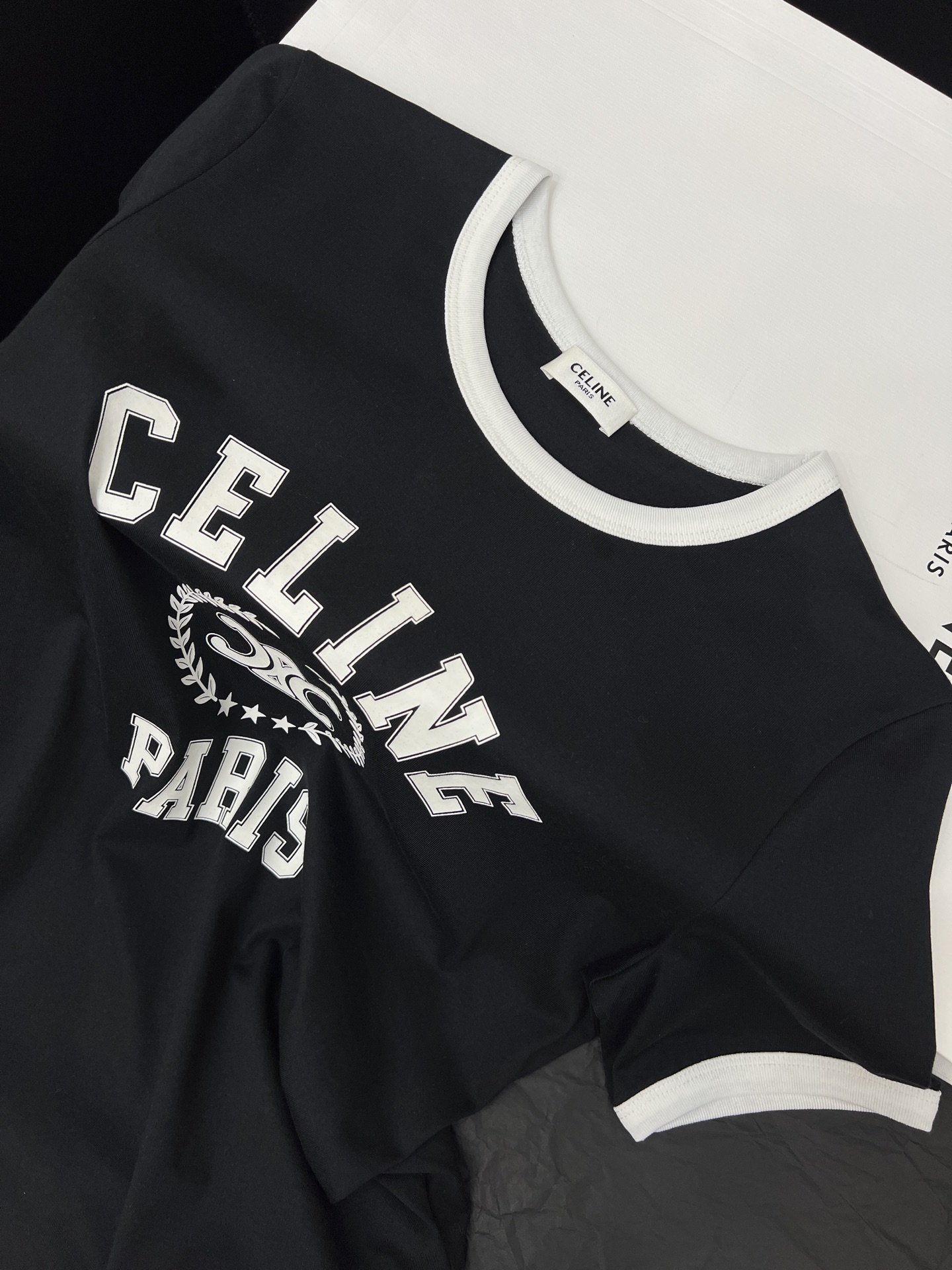 Vintage Rags and Graphic Tees: Chords and Symmetry in SML Black Collection - 图片 2