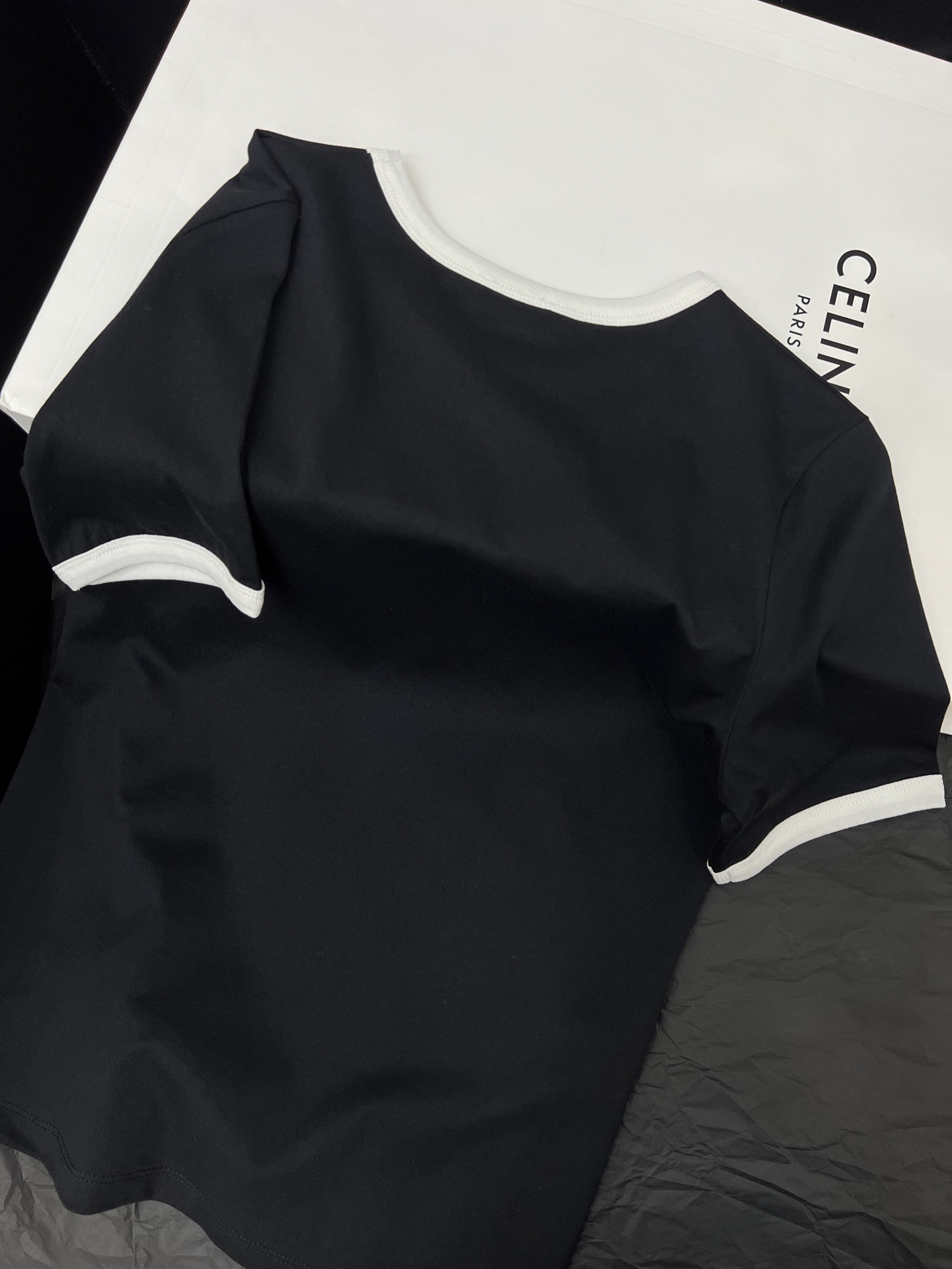 Vintage Rags and Graphic Tees: Chords and Symmetry in SML Black Collection - 图片 6