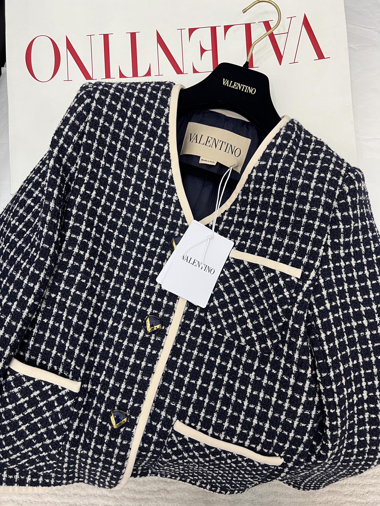 Stylish One-Size-Fits-All P1200 Crochet Skirt Set with Retro Details and Elegant SML Jacket