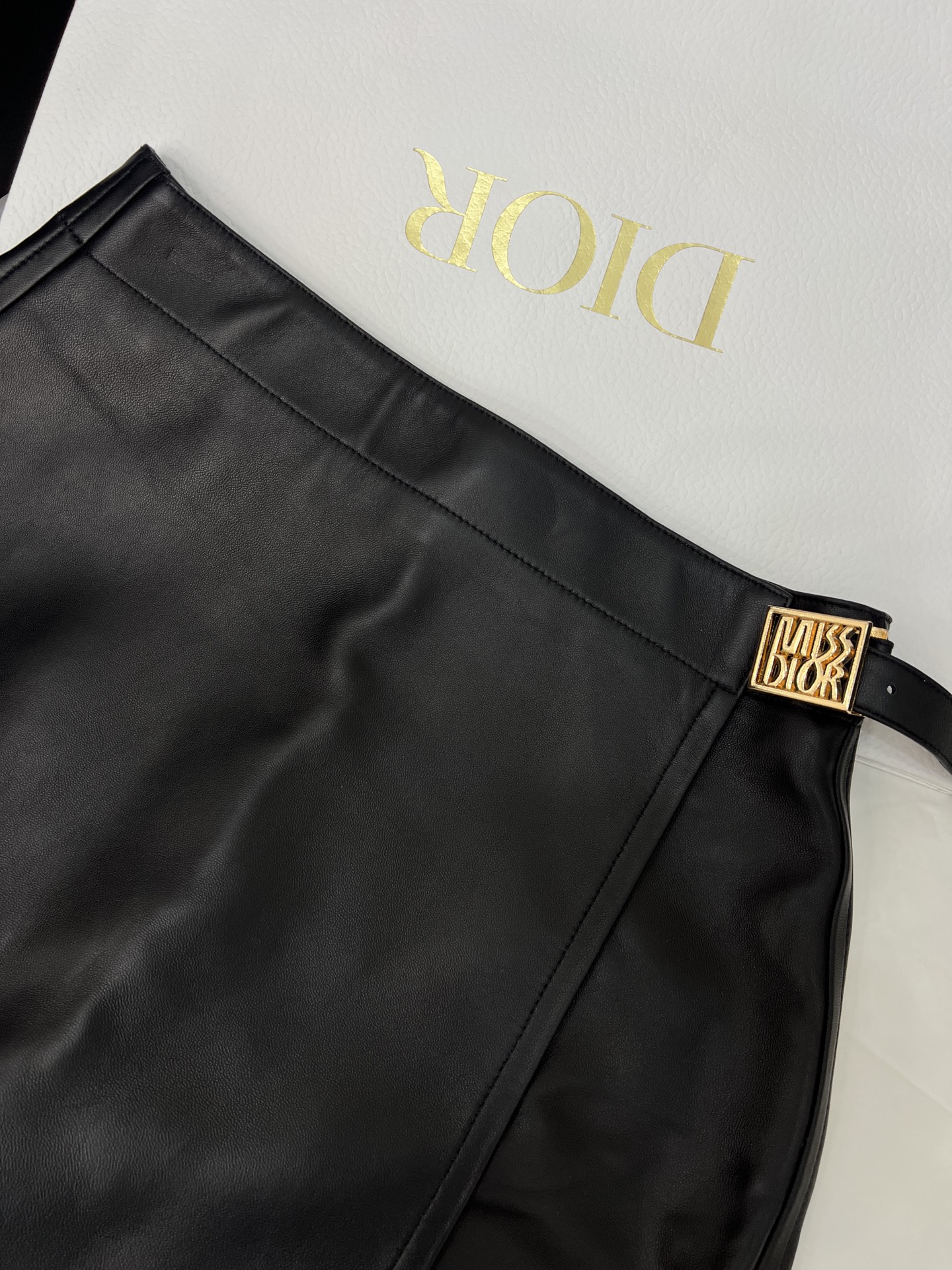 “Versatile Female Suit with 25FW Packing: Super-Heated Fur Skirts, Cross-Dressed Leather, and Perfect Combinations for MLXL” - 图片 3
