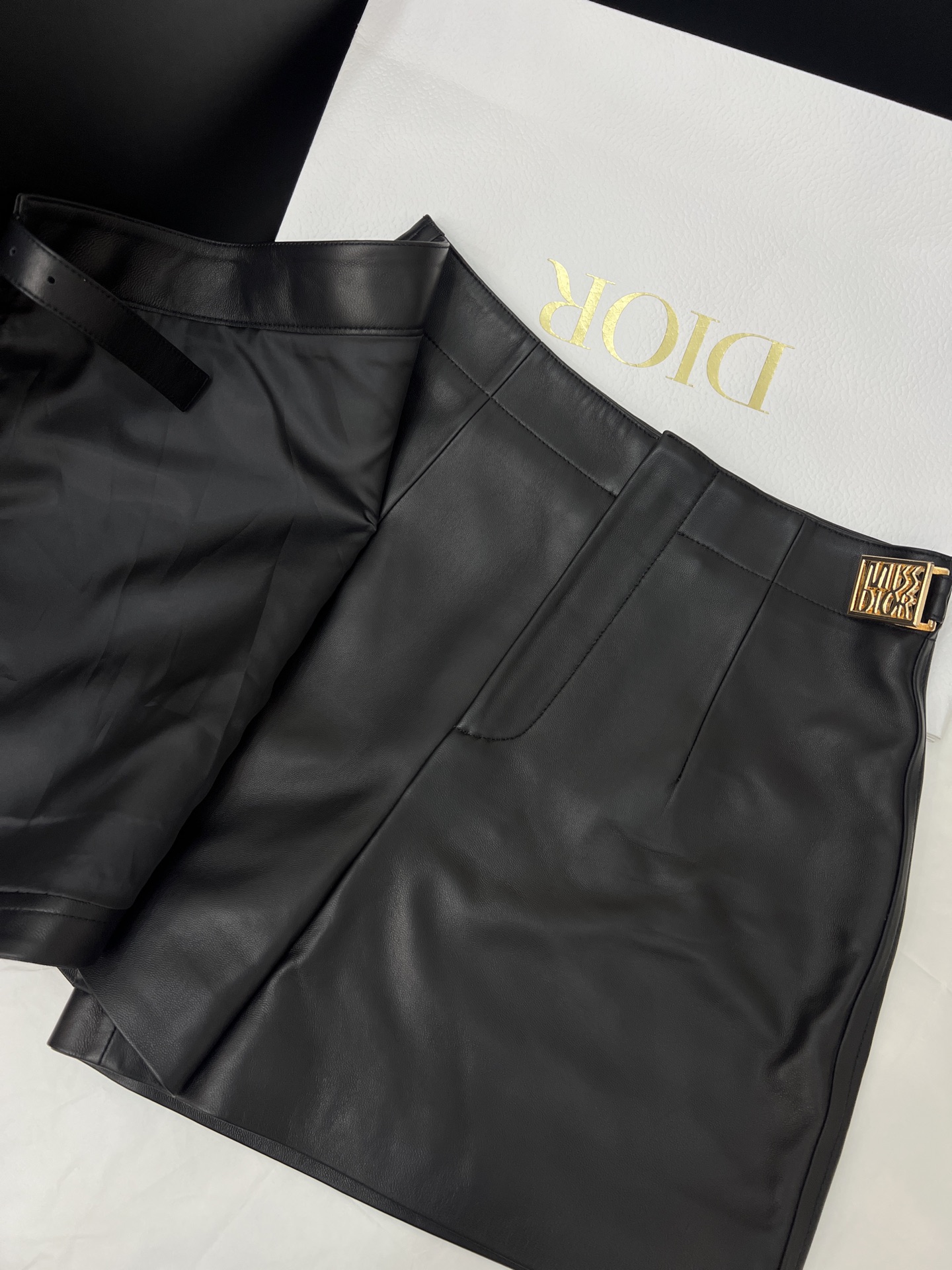 “Versatile Female Suit with 25FW Packing: Super-Heated Fur Skirts, Cross-Dressed Leather, and Perfect Combinations for MLXL” - 图片 2