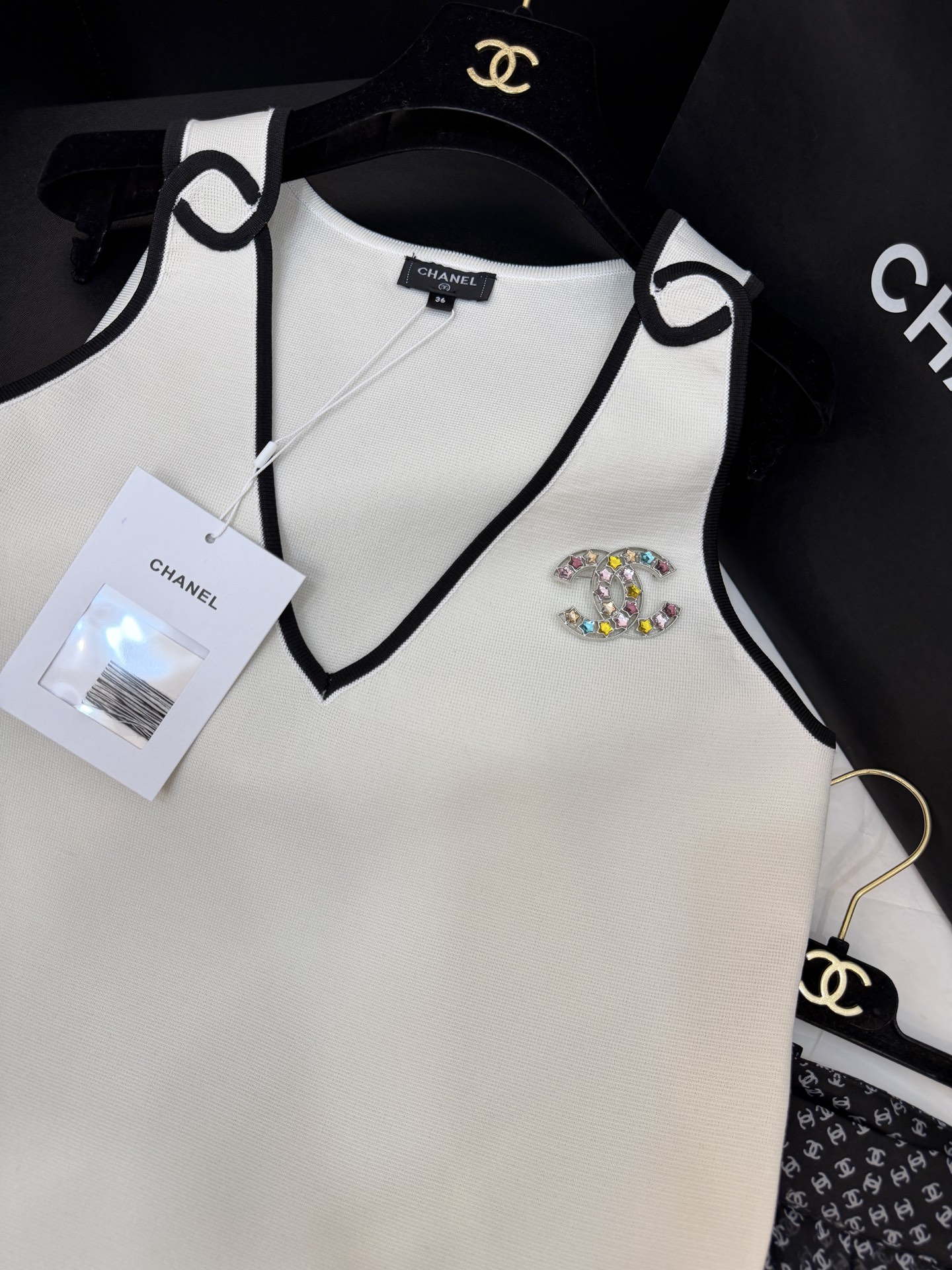 26s 黑白撞色背心🖤 拼接包边工艺细腻工整 水钻双C胸针blingbling超吸睛 V领修饰脖颈线条 