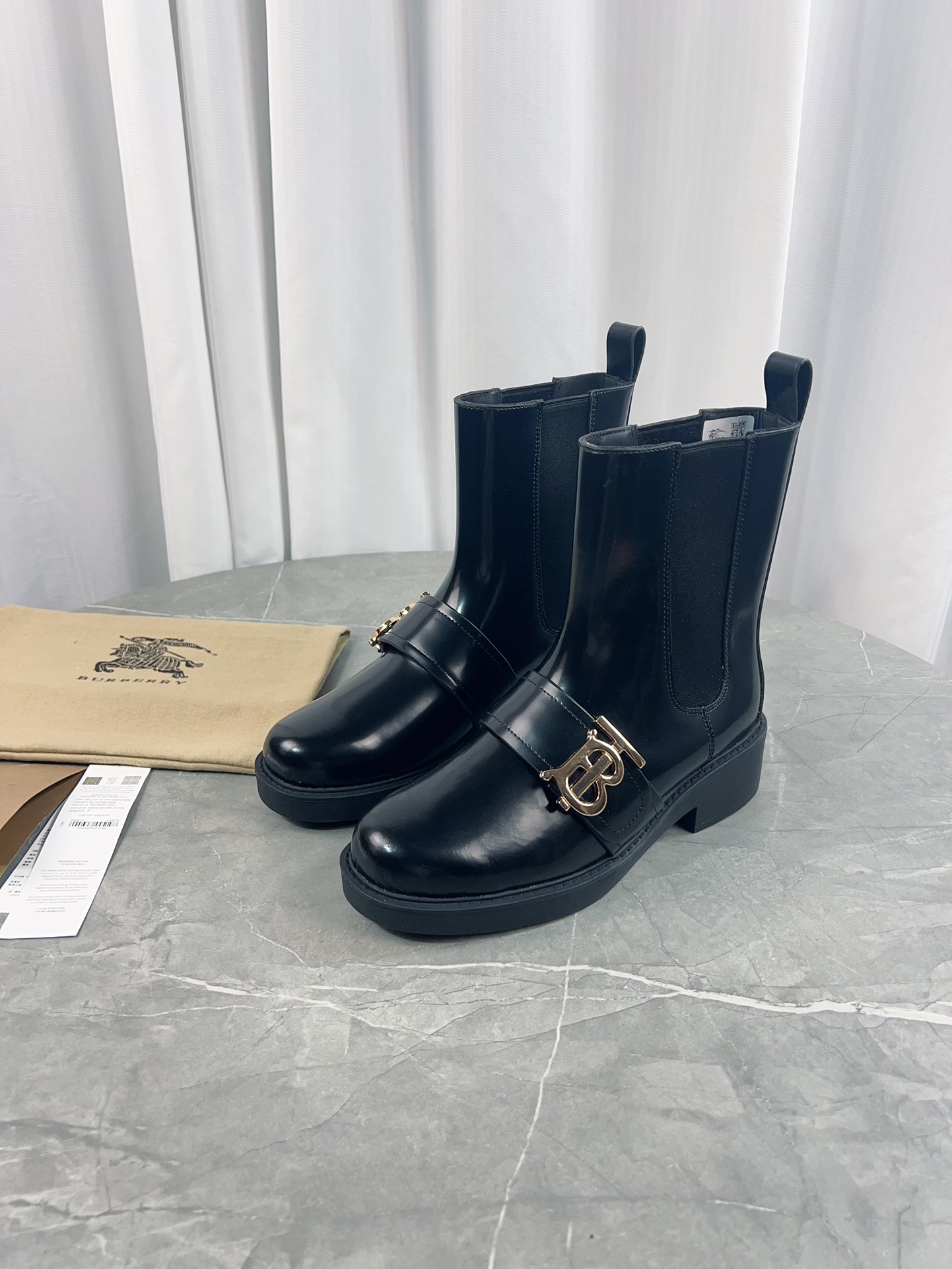 Burberry Barbara 2023-SS Short Chelsea Boots: Practical and Stylish Footwear for Three Seasons. - 图片 6