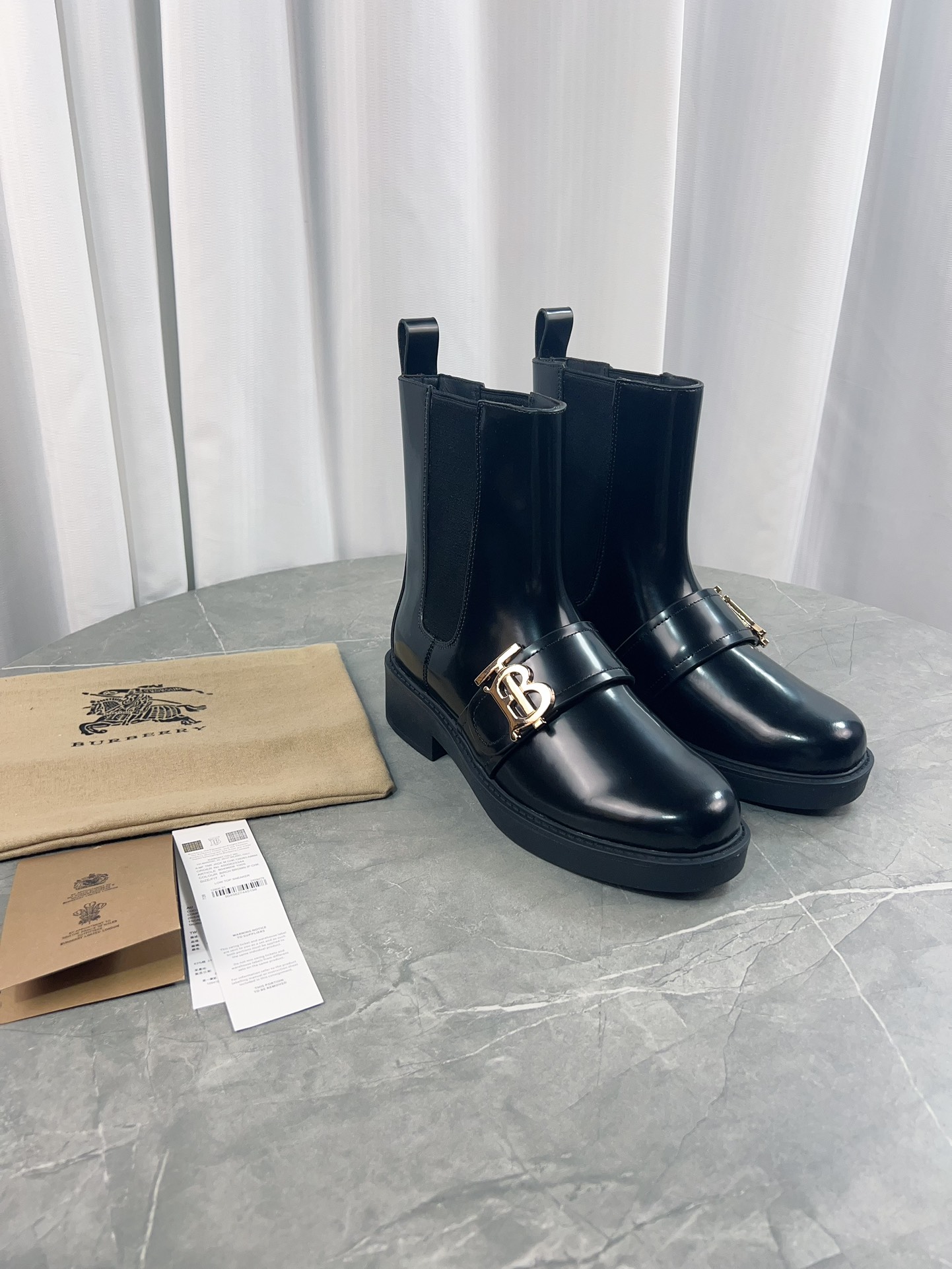Burberry Barbara 2023-SS Short Chelsea Boots: Practical and Stylish Footwear for Three Seasons. - 图片 5