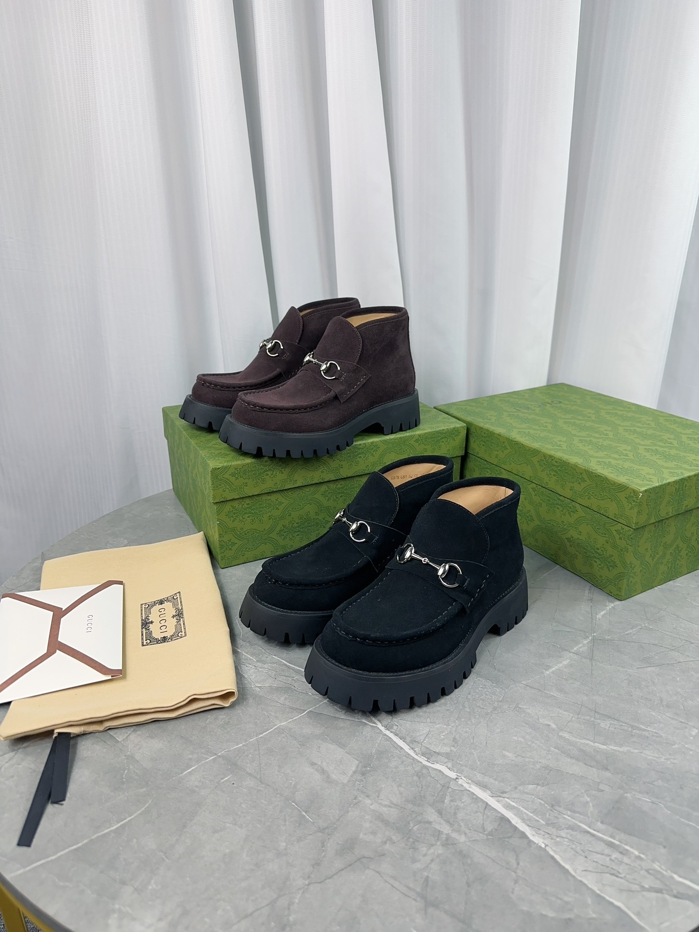 NO:558300,Gucci's new style, double GG grooved thick-soled Loaf platform shoes. Made in the original 11. Super beautiful quality, classic model at the counter. Upper: original open-edge beaded cowhide. Lining: water-dyed cowhide. Foot: water-dyed cowhide. Outsole: ultra-light original sole. Thick sole height increase: 3.5cn. Packaging: original packaging. Code number: 35-42 (41 41 custom-made, non-refundable). Men's model 38-46 (45).  46 Customized (no return or exchange),,gucci,loafers,cowhide19860909Gucci新款,双GG沟纹厚底乐福松糕鞋.原版11打造.超美品质,专柜经典款. 鞋面:原版开边珠牛皮 内里:水染牛皮 垫脚:水染牛皮 大底:超轻原版底 厚底增高:3.5cn 包装:原版包装 码数:35-42（41 41定做不退换） 男款38-46（45 46定做不退换）,,gucci,loafers,cowhide,Men's shoes