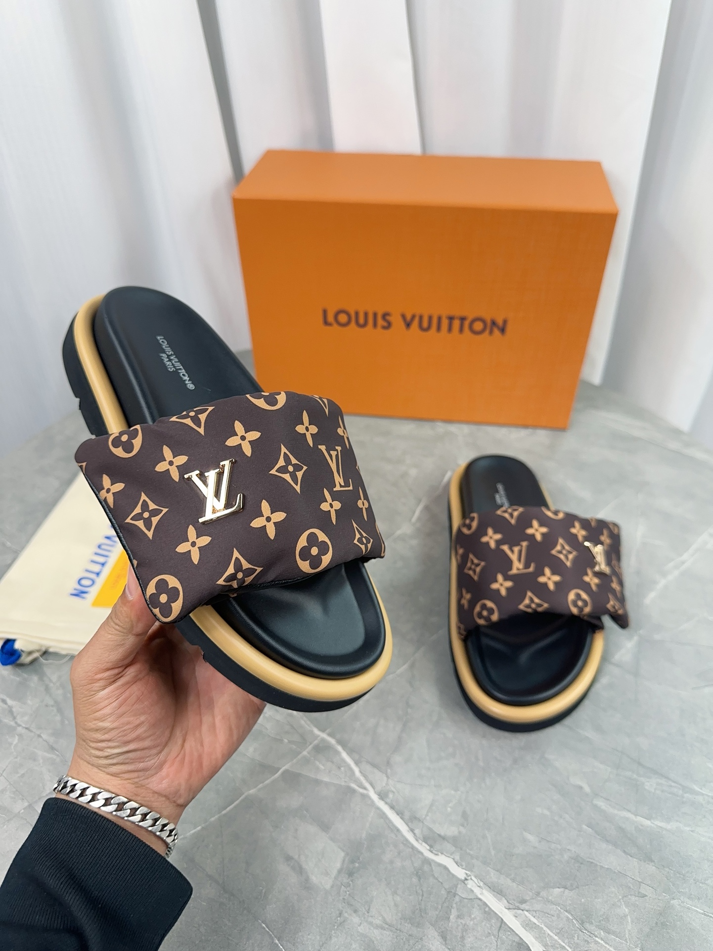 Louis Vuitton Pool Pillow Comfort Flat Sandal Monogram Brown 2 i1703165603 2895 0