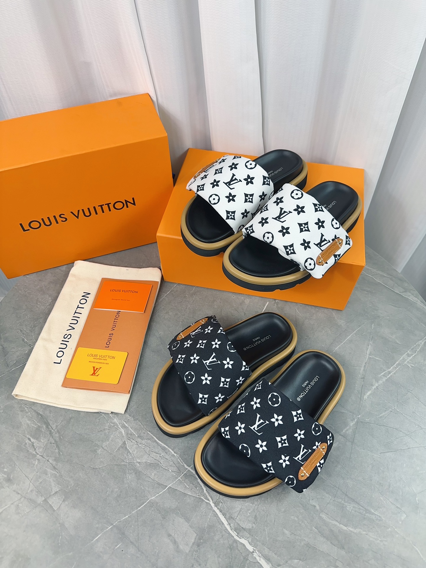 Louis Vuitton Schoenen Pantoffels Zwart Blauw Luchtblauw Geel Stof Rubber Schapenvacht