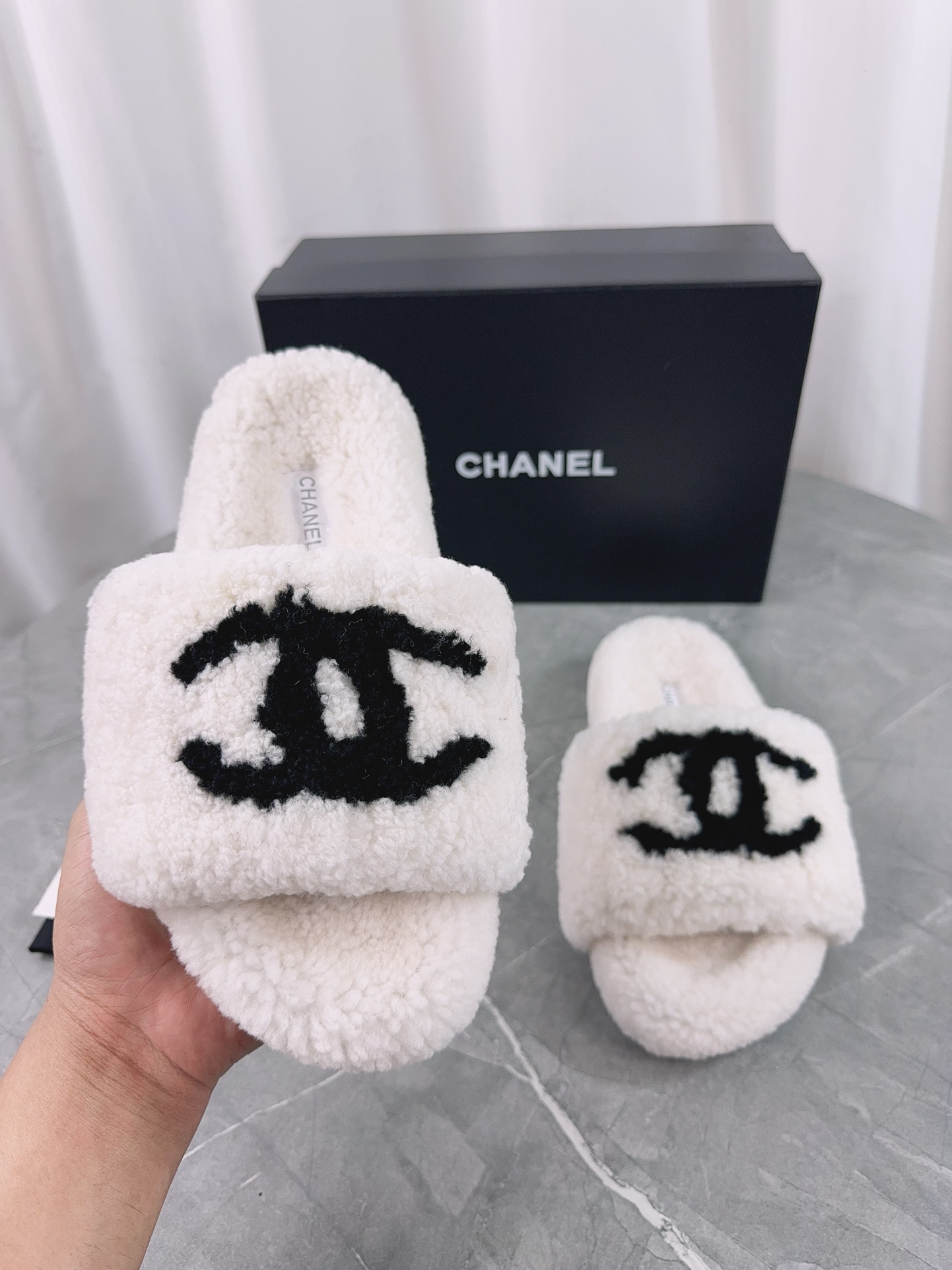 NO:577537,Chanel's hot style is on the market...chanel Chanel Xiaoxiang thick-soled fur slippers and wool slippers 24C autumn and winter series are hot new, this season's fur slippers are a hot item!  Original wool upper, mixed wool lining, outsole: original molded outsole, code number: 35-39 (40, 41 custom-made, non-returnable) batch, furry shoes and slippers, chanel, chanel, chanel, slippers19860909香奈儿 爆款上市 ……chanel 香奈儿 小香厚底毛毛拖鞋 羊毛拖 24C秋冬系列火爆上新,这一季毛拖香家小爆款！ 鞋面原版羊毛 内里混种羊毛 大底:原版开模大底 码数:35-39(40、41定做不退换)批,毛毛鞋拖鞋,chanel,chanel,chanel,slippers,Women's Shoes