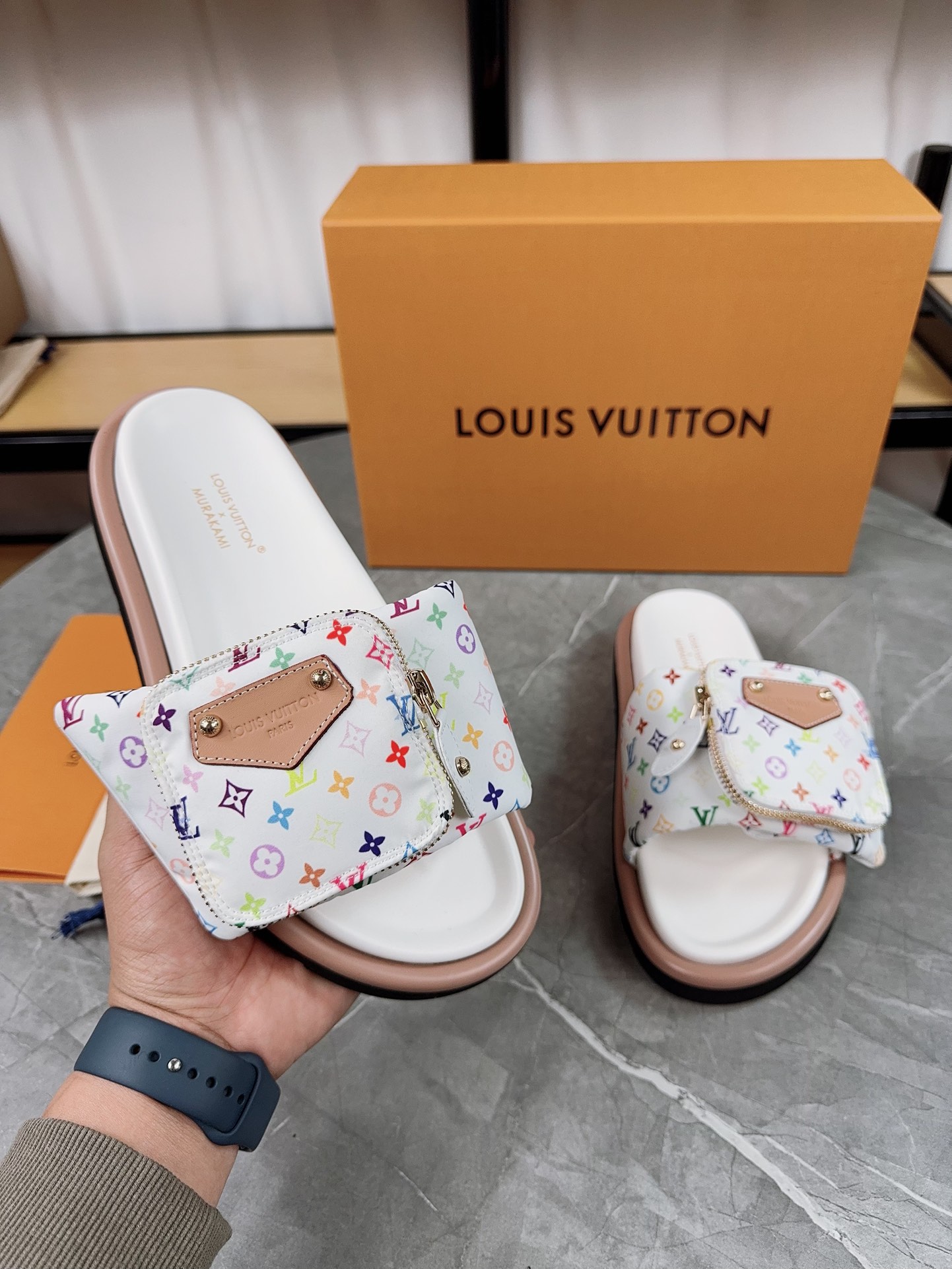 💰💰170💰💰驴牌L家 2025爆款 浮雕logo 压花 凉拖鞋 本款 Pool Pillow Comfort 平底凉拖取材科技织物,以高频压印技术重绎 Monogram 图案。柔软加垫鞋面搭配可调节魔术贴,舒适韧性鞋垫再添和谐色彩 ▪️面料: 原版定制科技织物 ▪️内里:柔软羊皮里 ▪️鞋底:原版开模橡胶发泡大底 ▪️Size: 35-45批: