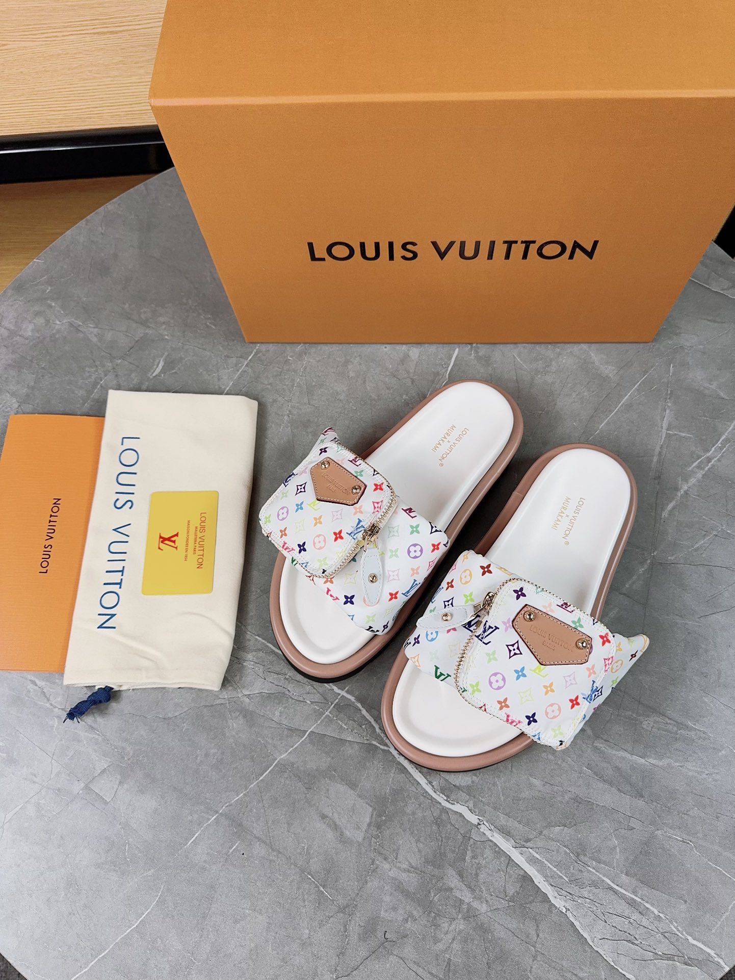 💰💰170💰💰驴牌L家 2025爆款 浮雕logo 压花 凉拖鞋 本款 Pool Pillow Comfort 平底凉拖取材科技织物,以高频压印技术重绎 Monogram 图案。柔软加垫鞋面搭配可调节魔术贴,舒适韧性鞋垫再添和谐色彩 ▪️面料: 原版定制科技织物 ▪️内里:柔软羊皮里 ▪️鞋底:原版开模橡胶发泡大底 ▪️Size: 35-45批: