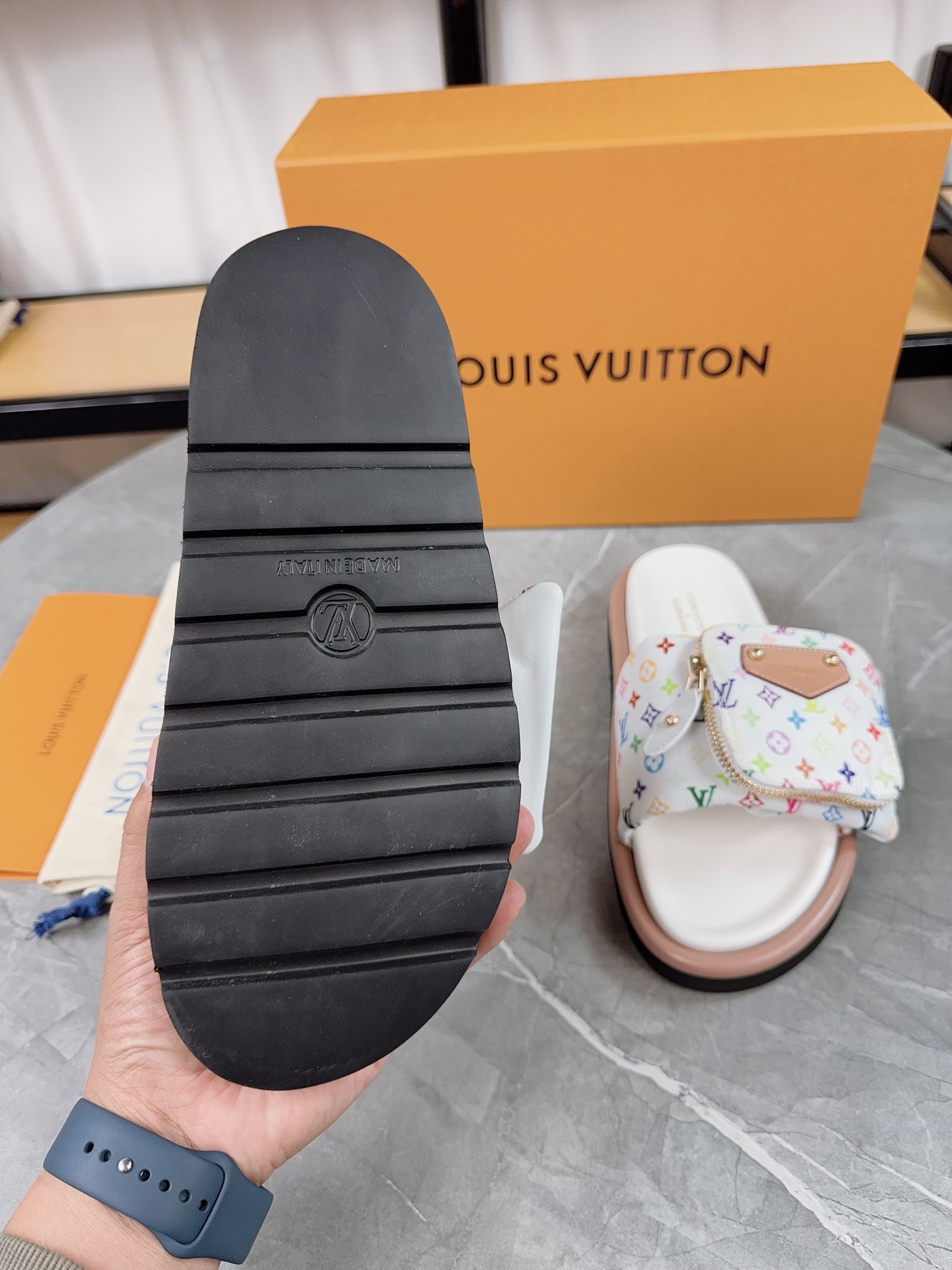 💰💰170💰💰驴牌L家 2025爆款 浮雕logo 压花 凉拖鞋 本款 Pool Pillow Comfort 平底凉拖取材科技织物,以高频压印技术重绎 Monogram 图案。柔软加垫鞋面搭配可调节魔术贴,舒适韧性鞋垫再添和谐色彩 ▪️面料: 原版定制科技织物 ▪️内里:柔软羊皮里 ▪️鞋底:原版开模橡胶发泡大底 ▪️Size: 35-45批: