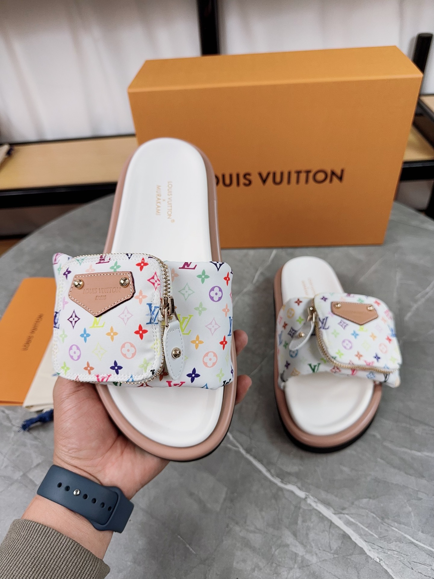 💰💰170💰💰驴牌L家 2025爆款 浮雕logo 压花 凉拖鞋 本款 Pool Pillow Comfort 平底凉拖取材科技织物,以高频压印技术重绎 Monogram 图案。柔软加垫鞋面搭配可调节魔术贴,舒适韧性鞋垫再添和谐色彩 ▪️面料: 原版定制科技织物 ▪️内里:柔软羊皮里 ▪️鞋底:原版开模橡胶发泡大底 ▪️Size: 35-45批: