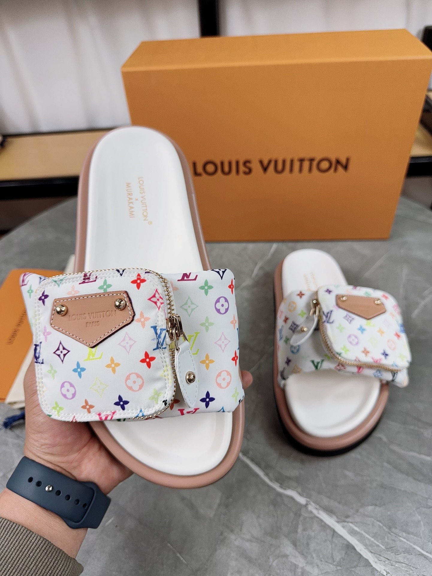 💰💰170💰💰驴牌L家 2025爆款 浮雕logo 压花 凉拖鞋 本款 Pool Pillow Comfort 平底凉拖取材科技织物,以高频压印技术重绎 Monogram 图案。柔软加垫鞋面搭配可调节魔术贴,舒适韧性鞋垫再添和谐色彩 ▪️面料: 原版定制科技织物 ▪️内里:柔软羊皮里 ▪️鞋底:原版开模橡胶发泡大底 ▪️Size: 35-45批: