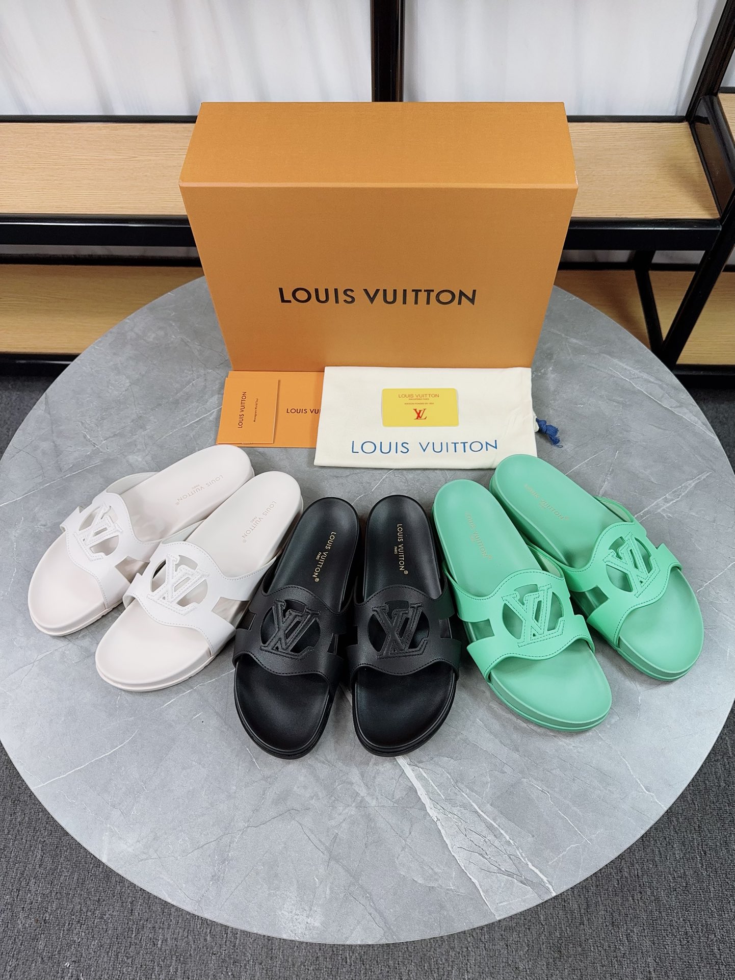 Louis Vuitton 2025 Spring/Summer Men's Adjustable Leather Buckle Slides 10 i1734952505 4293 8
