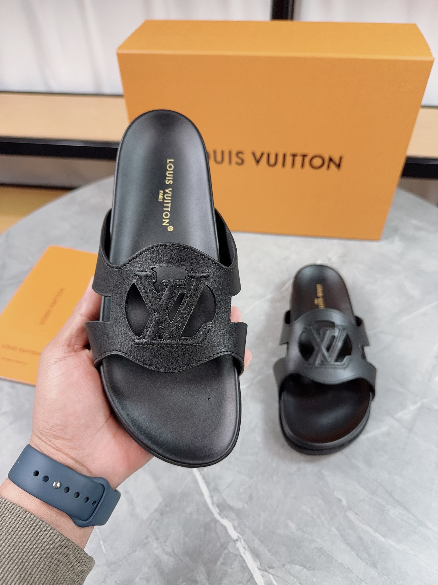 Louis Vuitton 2025 Spring/Summer Adjustable Leather Buckle Beach Sandals 8 i1734952520 1153 0
