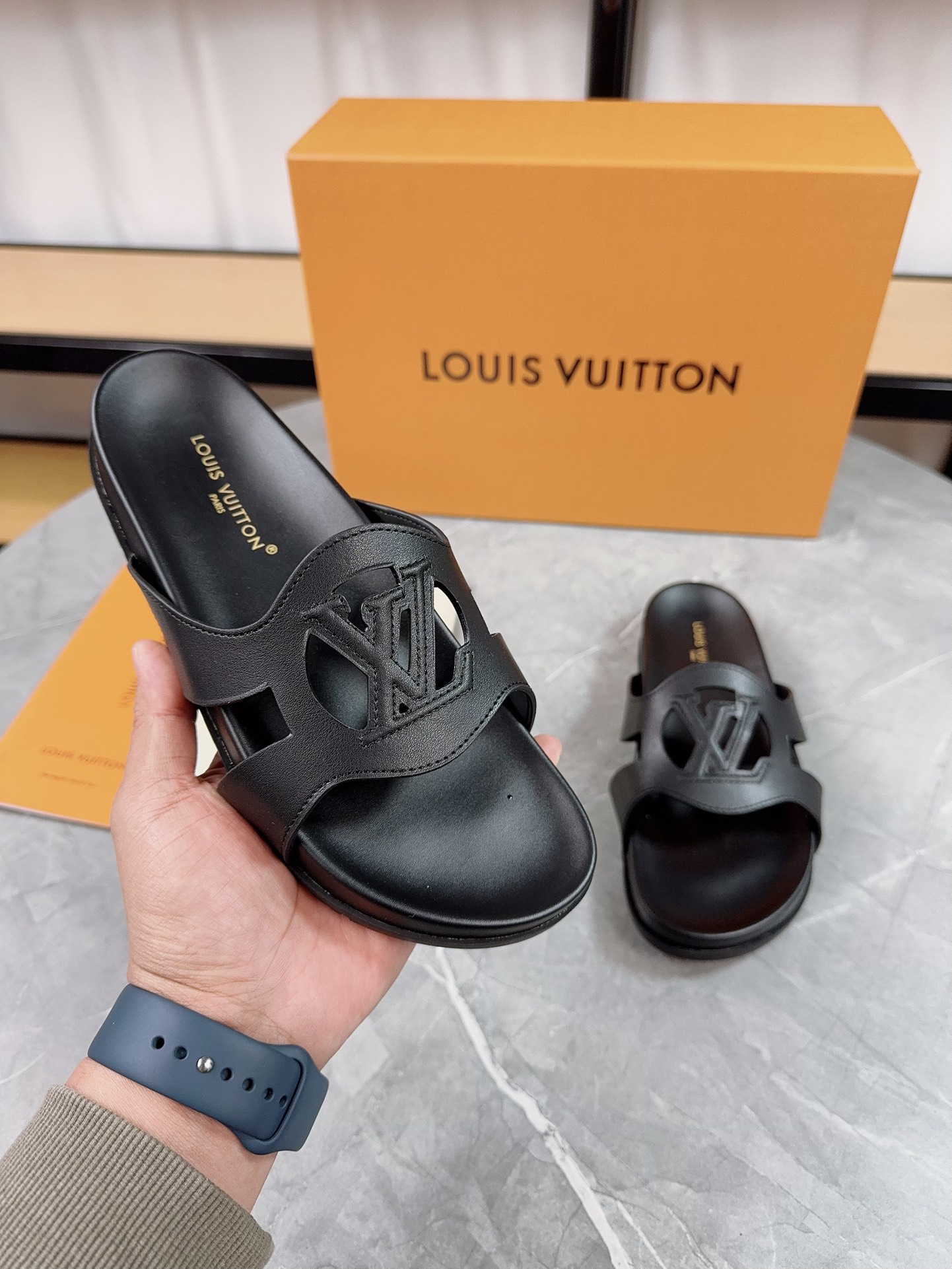 Louis Vuitton 2025 Spring/Summer Adjustable Leather Buckle Beach Sandals 7 i1734952520 1925 4