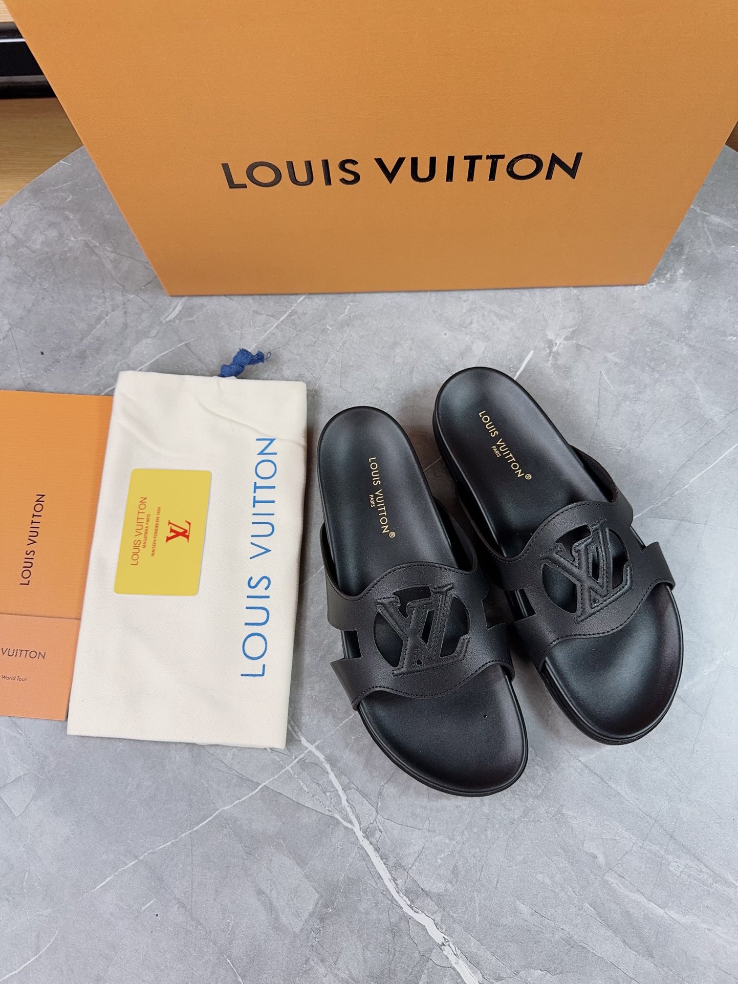 Louis Vuitton 2025 Spring/Summer Adjustable Leather Buckle Beach Sandals 4 i1734952520 7415 1