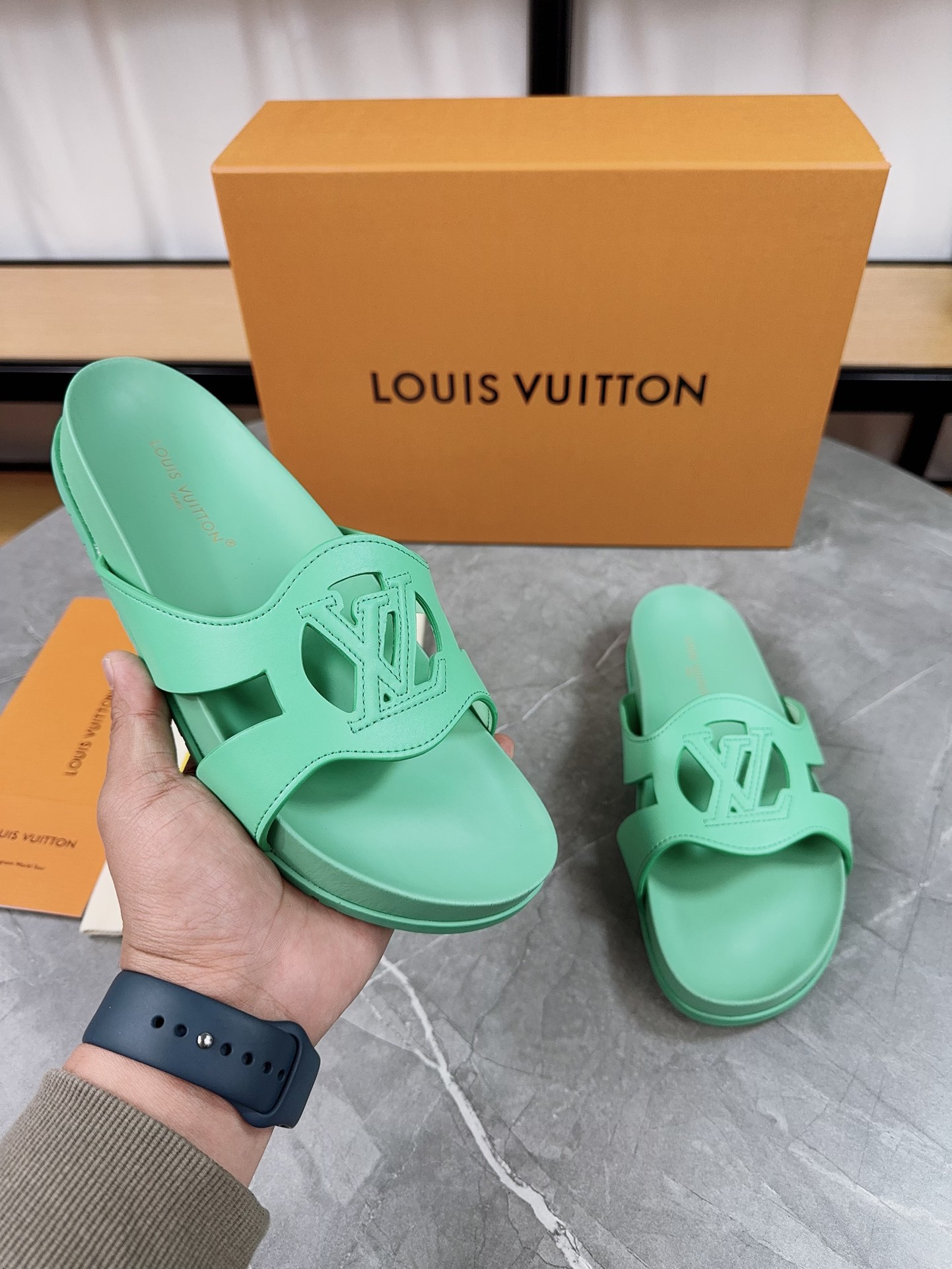 Louis Vuitton 2025 Spring/Summer Men's Slides with Adjustable Buckle 6 i1734952541 5313 4