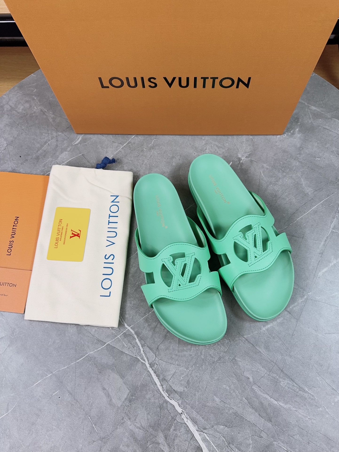 Louis Vuitton 2025 Spring/Summer Men's Slides with Adjustable Buckle 5 i1734952541 6342 2