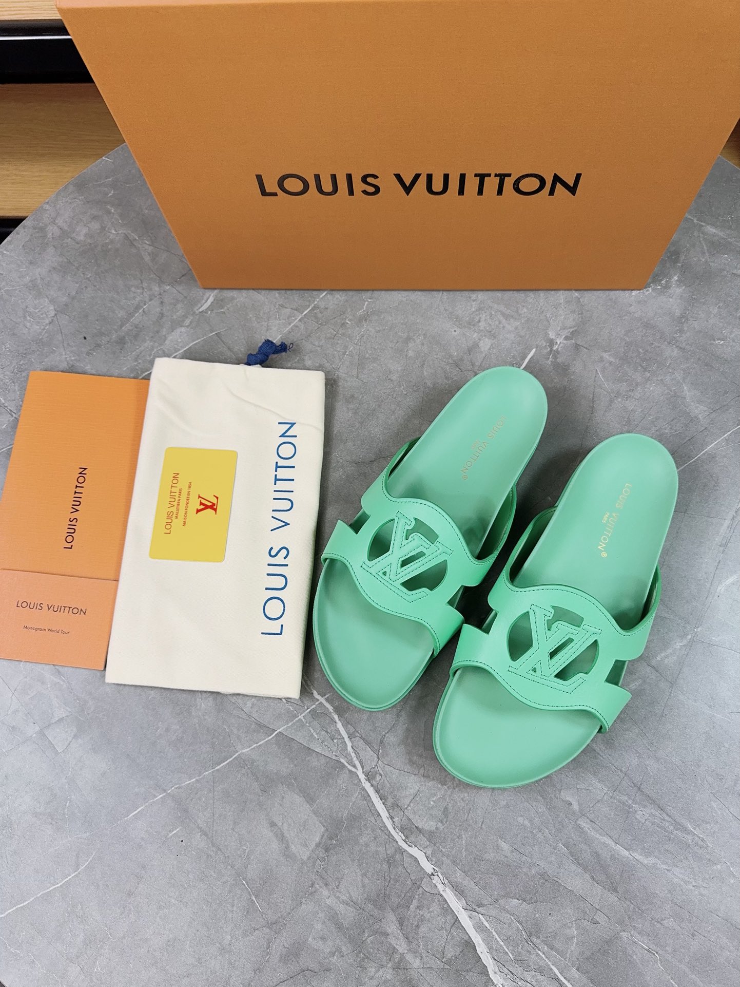 Louis Vuitton 2025 Spring/Summer Men's Slides with Adjustable Buckle 8 i1734952541 9616 7