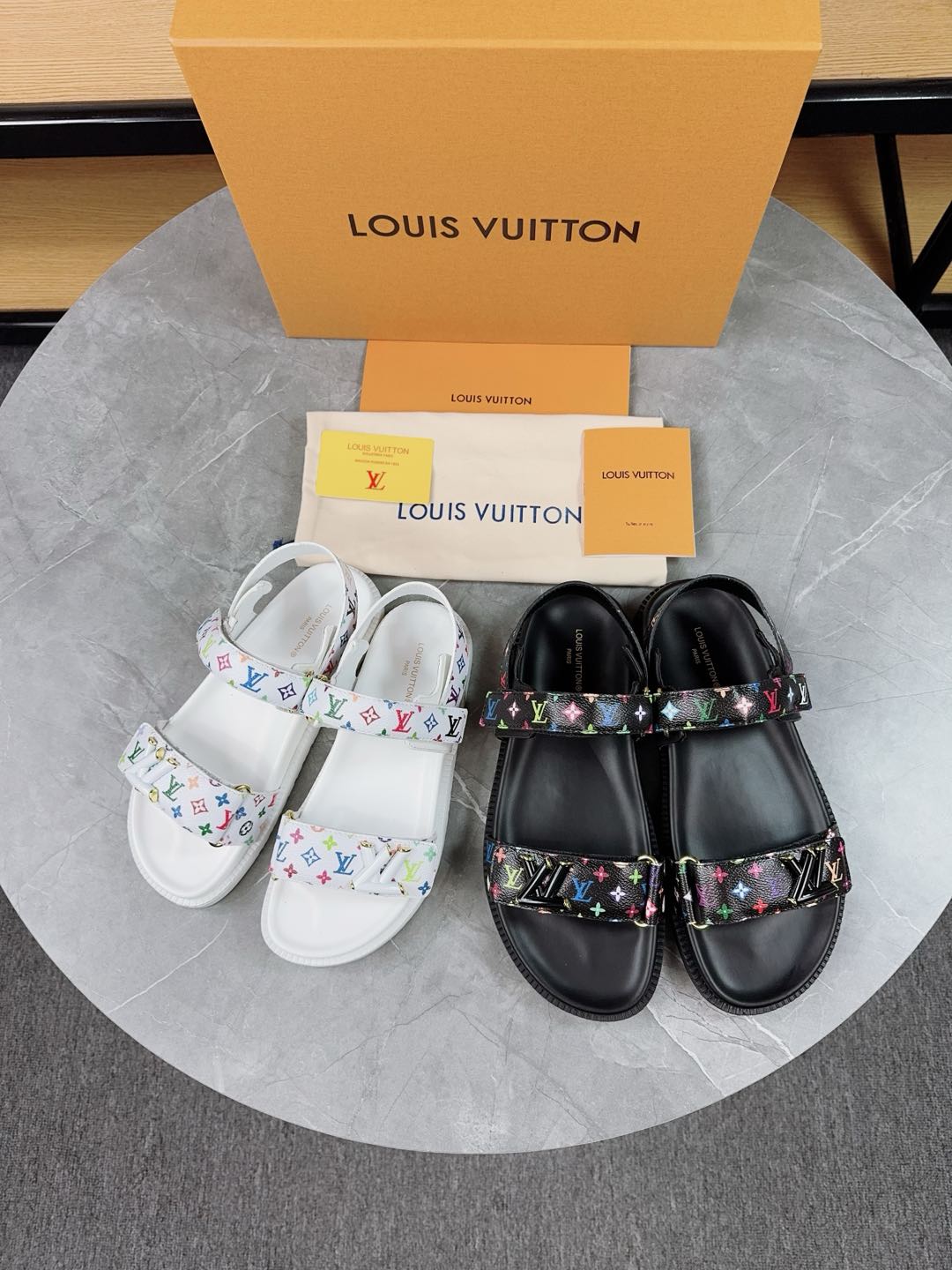 NO:251084,LV | Louis Vuitton 2025 Spring and Summer New Model, Top version, the original version is consistent, the counter is the latest model, new beach shoes, hard goods are on the new, purchasing level!  Full of high-end feeling!  A popular model from domestic and foreign bloggers, retro and fashionable, beautiful!  Official website main model★ ━━━━━━ t ━━━━━━━━━━━━━━━━━━━━━━━━━━━━━━━━━━━━━━━━━━━━━━━━━━━━━━━━━─Original custom leather inner niulli outsole rubber pu combination high-end sole Shoe size: 35-45 (35-45 customization) batch, sandals, louis vuitton, louis vuitton, sandals19860909LV | 路易威登 2025春夏新款 顶级版本原版一致 专柜主打最新款 新款沙滩鞋 硬货上新 代购级别！高级感十足！国内外博主刷爆的一款,复古又时髦上脚美炸了！官网主推款★ ━━━━━ t ━━━━━ 鞋面原版订制皮料 内里牛里 大底橡胶pu组合高端大底 鞋码: 35-45（35-45定制）批,凉鞋,louis vuitton,louis vuitton,sandals,Women's Shoes