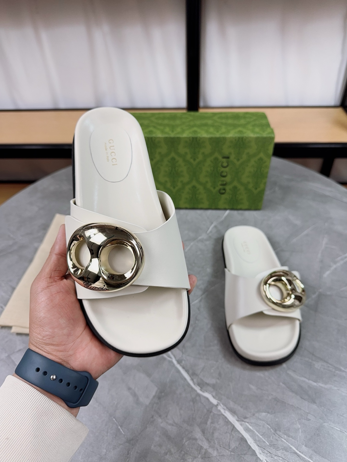 Gucci Women's White Leather Sandals with Gold-Tone Hardware and Open Toe 5 i1739943418386 7874 0 3