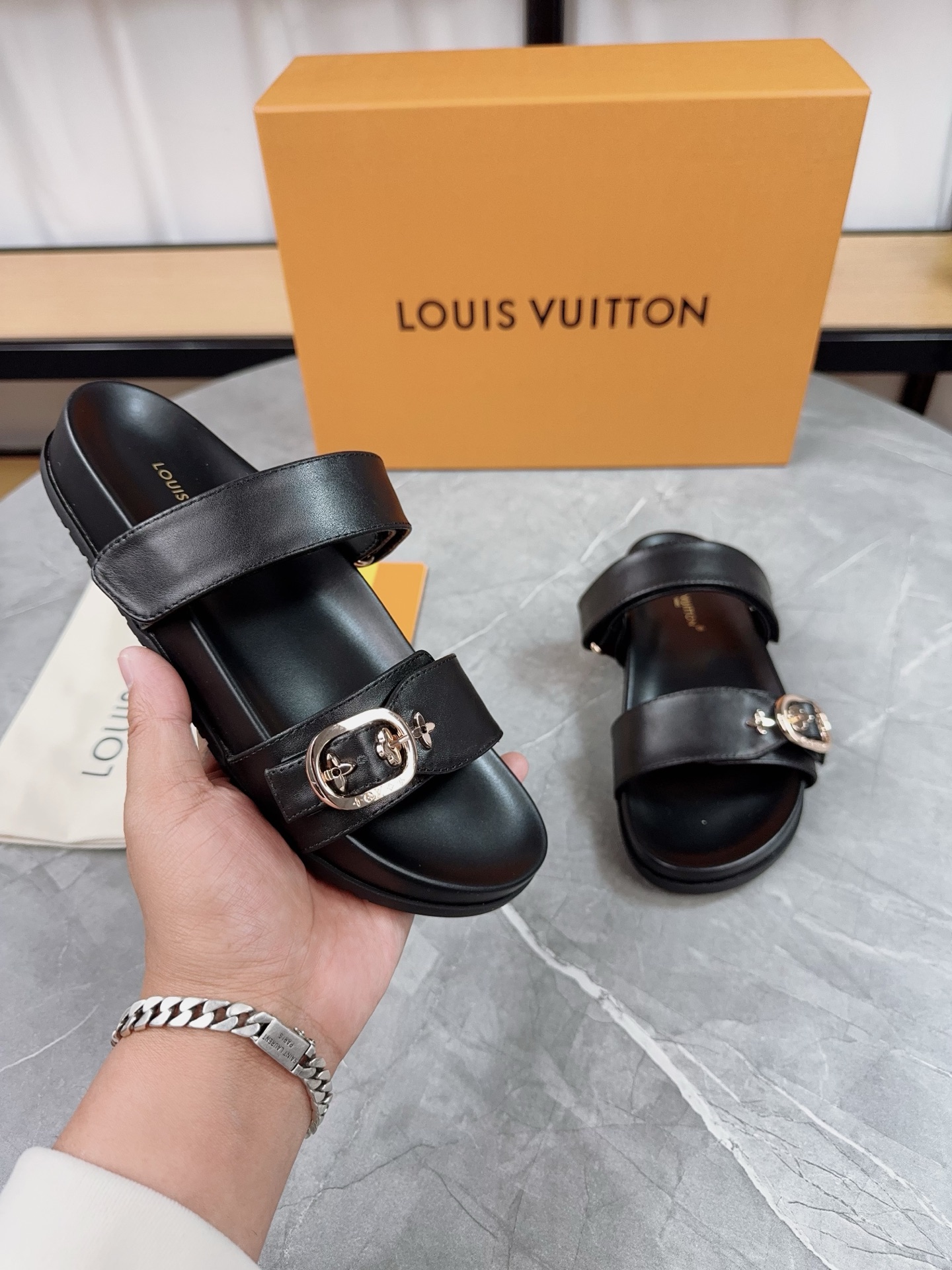 Louis Vuitton 2025 Spring/Summer Adjustable Buckle Leather Sandals 7 i1740902158733 6255 0 5